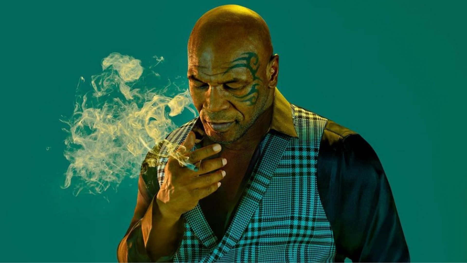 麥克·泰森 桌布 壁紙 — Mike Tyson 穿著格紋背心，在青綠色背景前呼出煙霧。