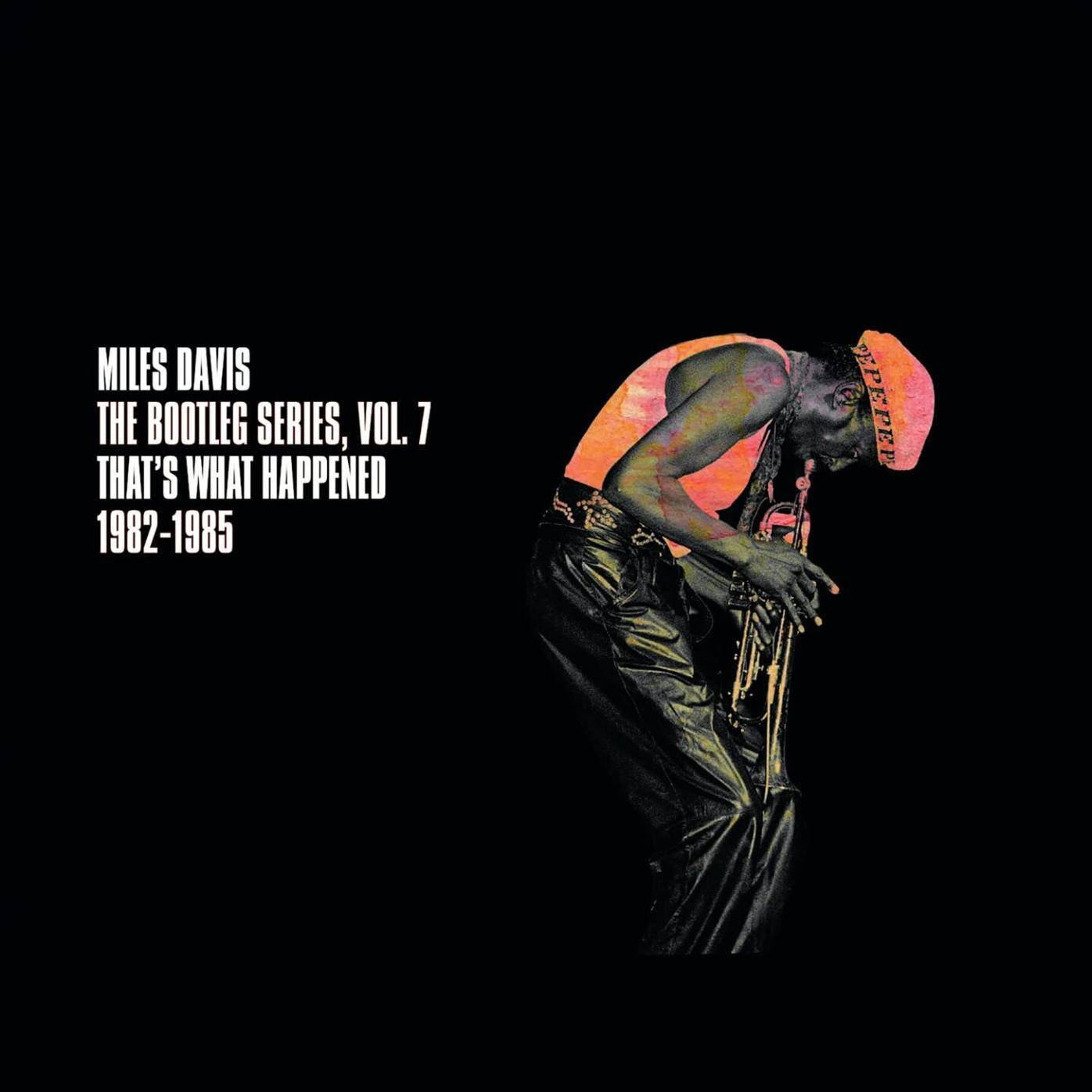 poster 桌布 壁紙 — Miles Davis 向前傾身吹奏小號，呈現鮮豔的橙色和粉紅色，背景為純黑色，並帶有專輯文字。