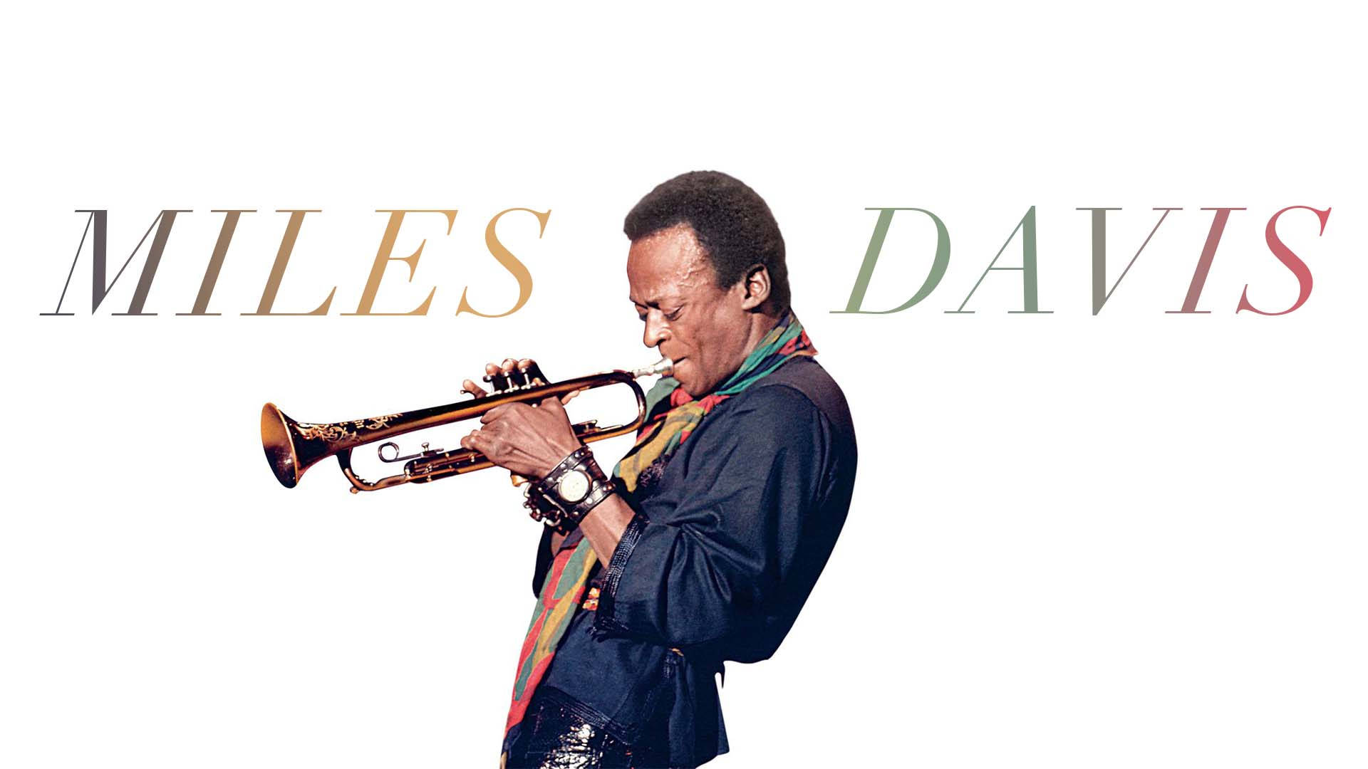 artist 桌布 壁紙 — Miles Davis 在純白背景下專注地吹奏小號，他的名字以優雅的漸變字體呈現。