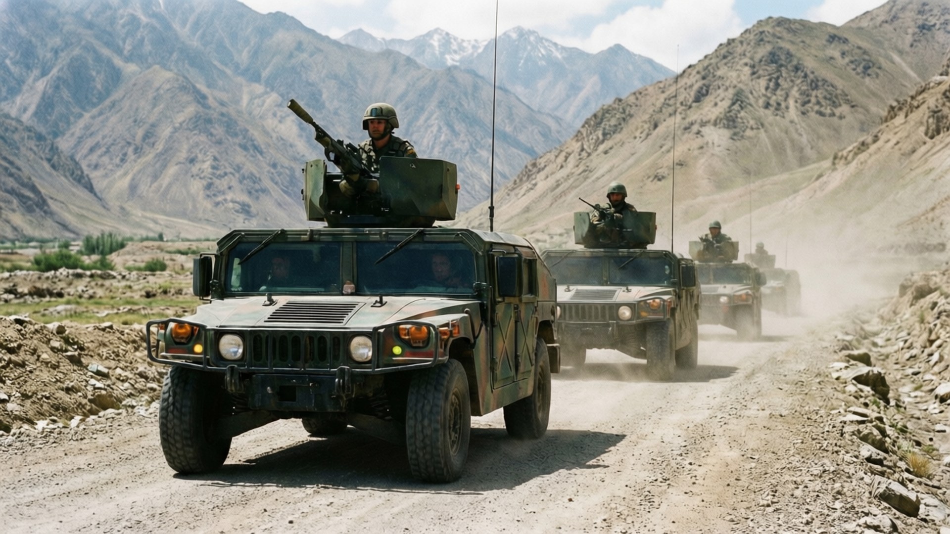 Convoy Patrol 壁紙 — 一隊軍用悍馬車載著武裝士兵，在晴朗的天空下駛過塵土飛揚的山口。