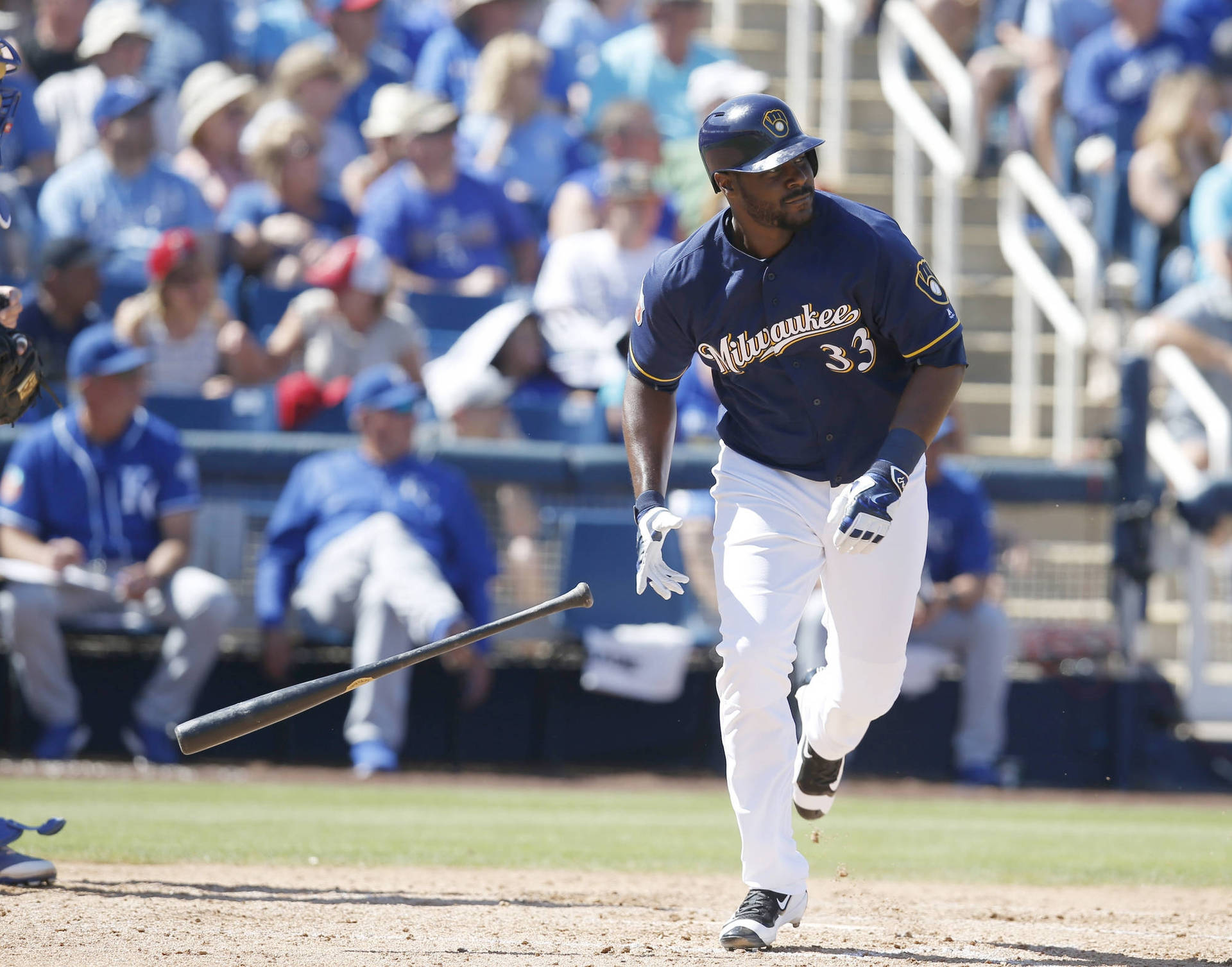 棒球選手在擊出全壘打後奔跑，球棒在空中飛舞。 — MLB 壁紙
