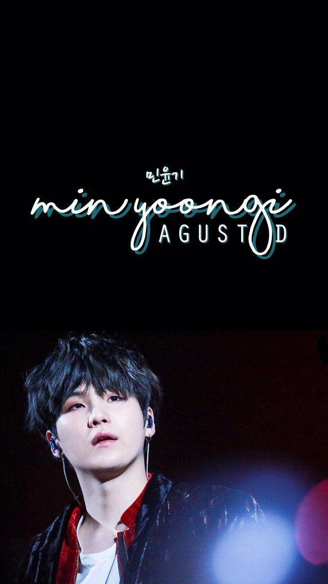 Suga Bts 桌布 壁紙 — Min Yoongi 在舞台上表演的近距離肖像，帶有發光的舞台燈光和文字疊加。