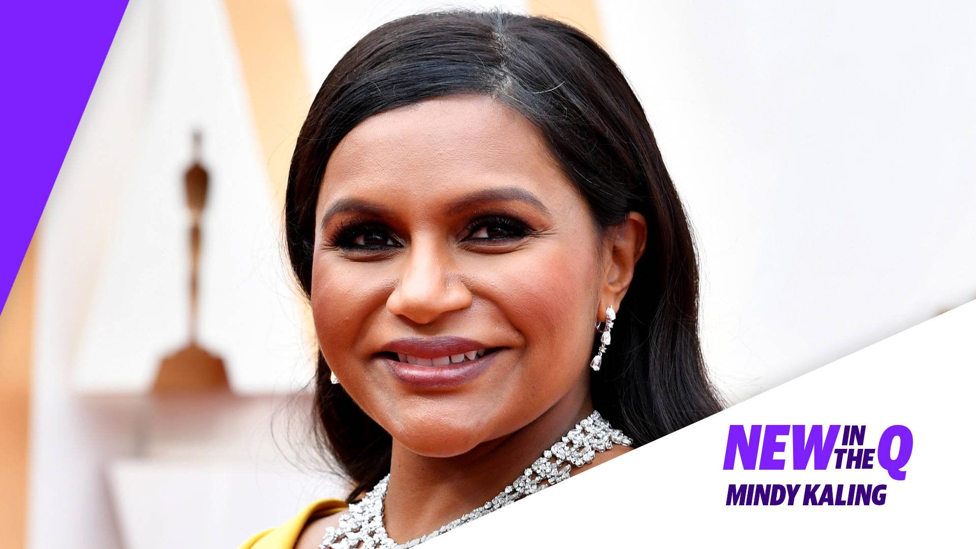 graphic art 桌布 壁紙 — Mindy Kaling 在頒獎活動中穿著迷人的黃色服裝，佩戴閃閃發光的鑽石珠寶，溫暖地微笑。