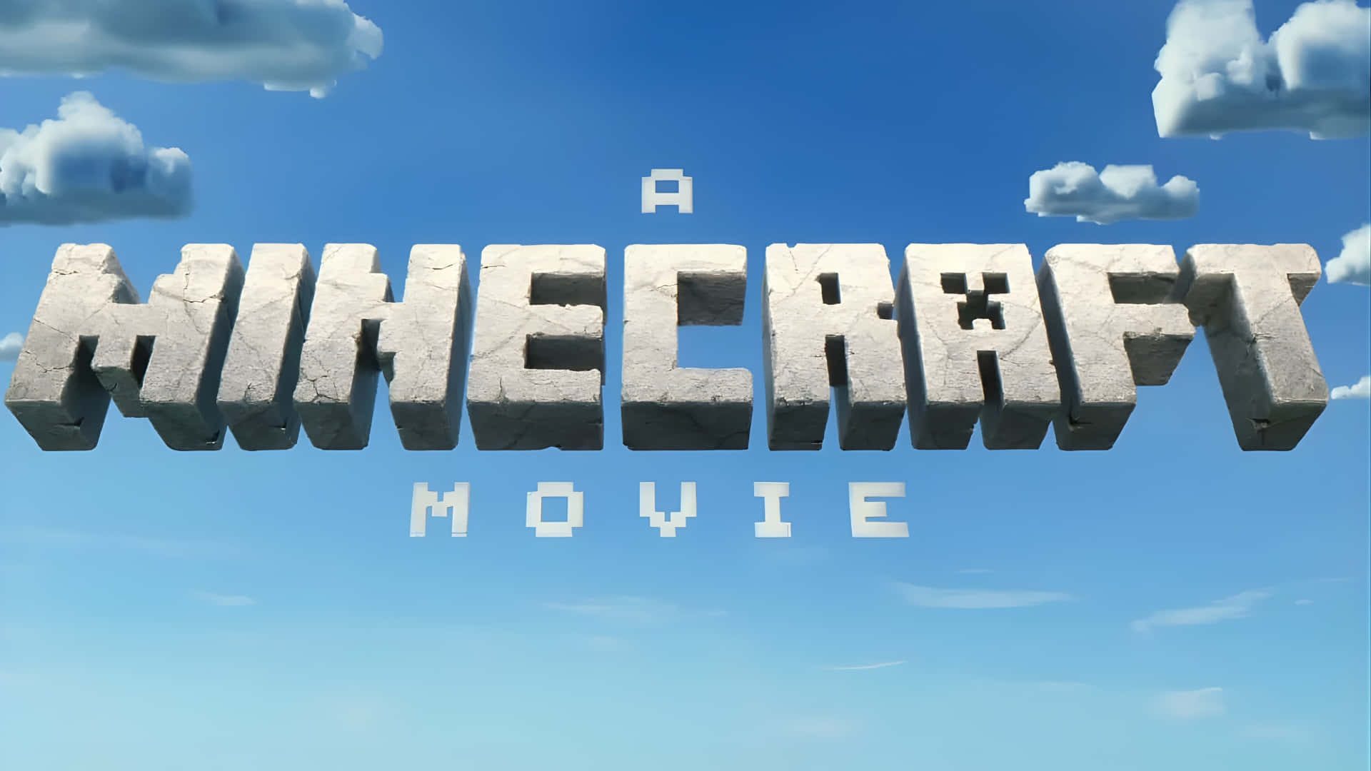  壁紙 — Minecraft 電影標題以像素化石頭字母漂浮在藍天白雲之上。