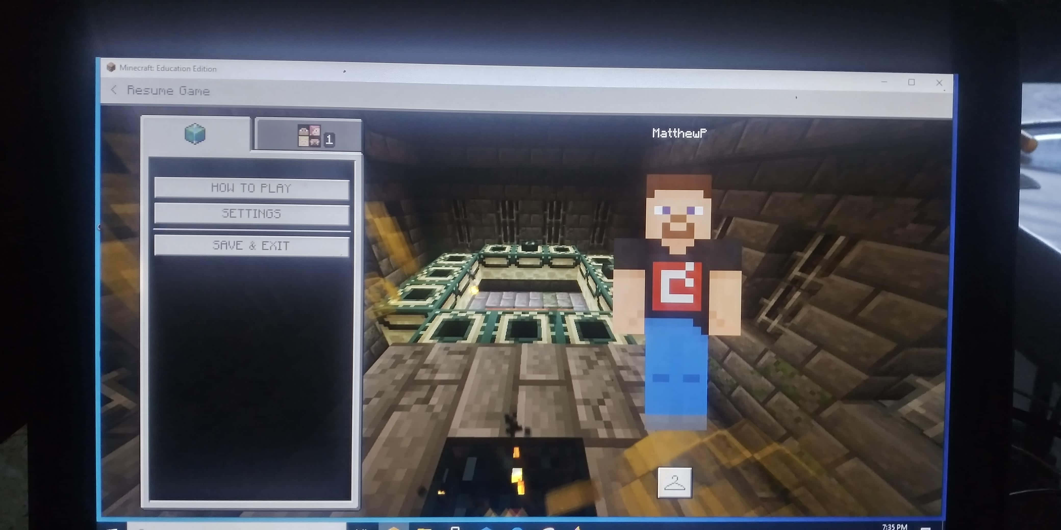 Minecraft Education Edition 桌布 壁紙 — Minecraft Education Edition 遊戲畫面，顯示一個玩家角色在木製結構中，並打開了選單。