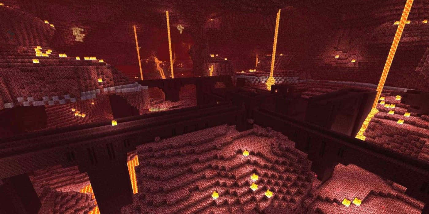  壁紙 — Minecraft 中一個巨大的地下洞穴，由發光的熔岩和火把照亮，在方塊狀的石頭結構上投射出溫暖的橙色光芒。