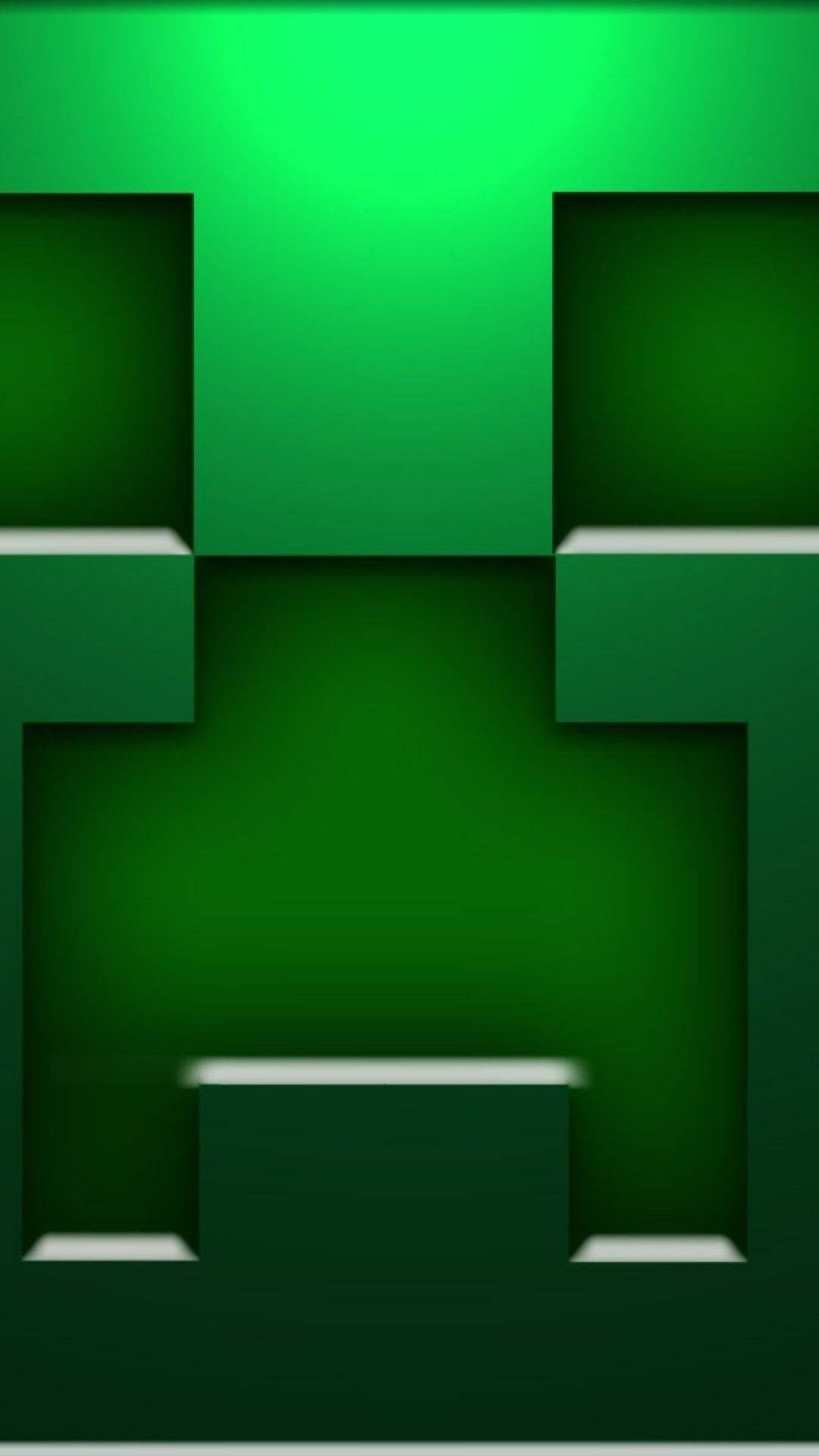 我的世界 高畫質壁紙 桌布 壁紙 — Minecraft 中像素化綠色爬行者臉部的特寫，帶有發光的眼睛和方塊特徵。