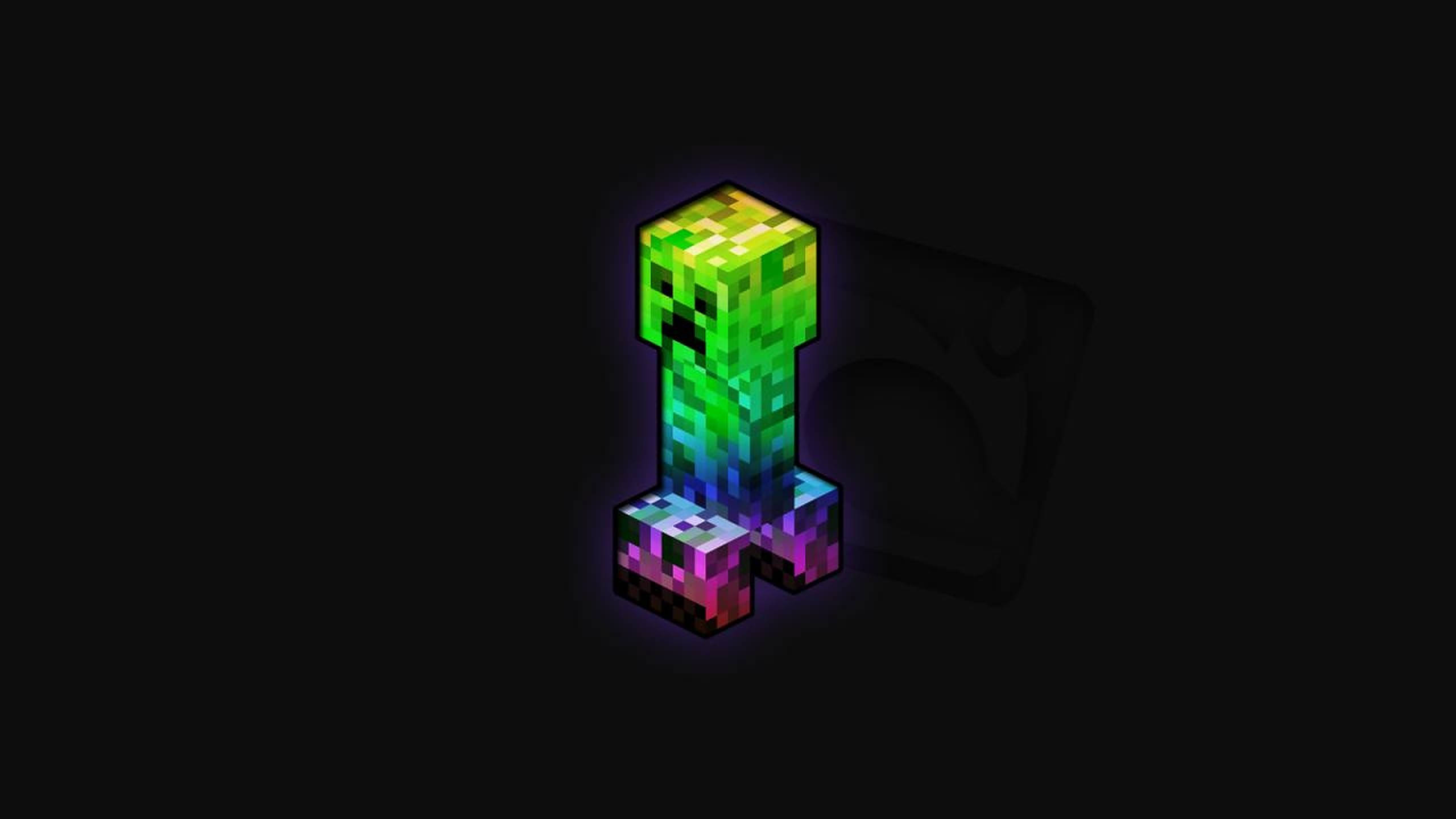 Creeper 桌布 壁紙 — Minecraft 中發光的像素化苦力怕站在黑色背景前，帶有充滿活力的綠色、藍色和紫色色調。