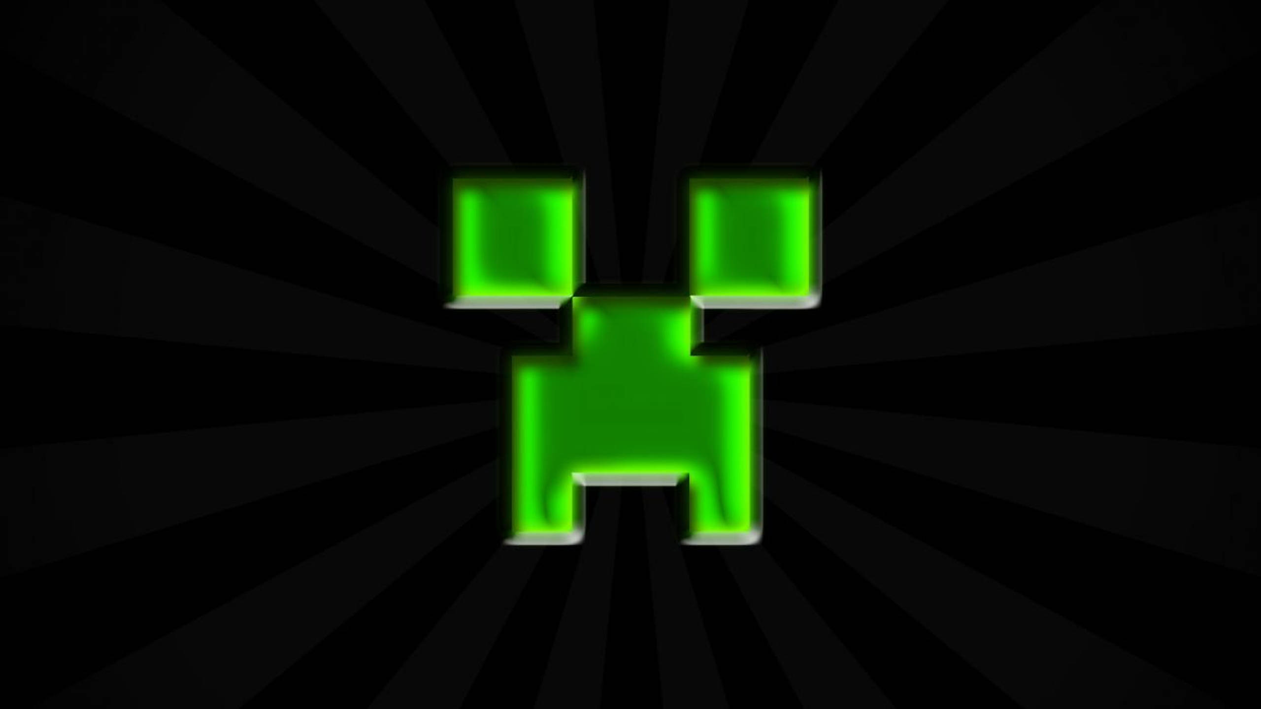 我的世界苦力怕 桌布 壁紙 — Minecraft 中發光的綠色爬行者臉孔在黑色放射狀爆發背景中散發光芒。