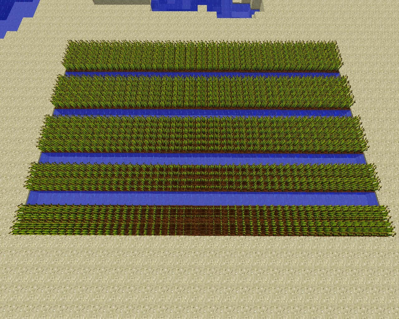 Minecraft Farming 桌布 壁紙 — Minecraft 景觀中，由藍色水分隔的像素化草地條帶的俯視圖。