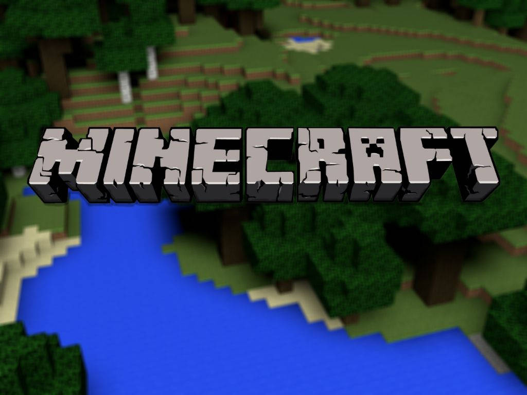 Minecraft Logo 桌布 壁紙 — Minecraft 標誌漂浮在一個像素化3D風格的方塊景觀上，有綠色樹木和藍色水。