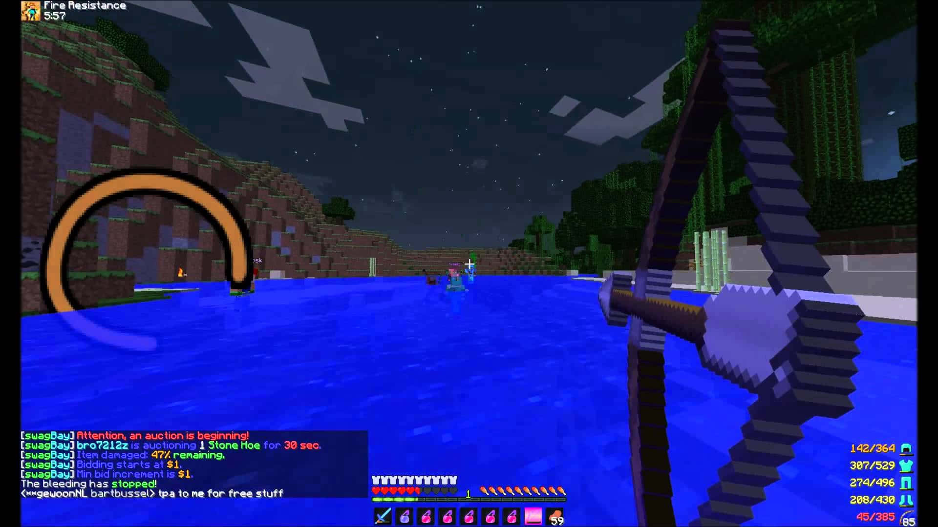 Minecraft Fight 桌布 壁紙 — Minecraft 玩家在繁星點點的夜空下，於發光的藍色水面上揮舞弓箭，並有浮空島嶼和聊天文字疊加。