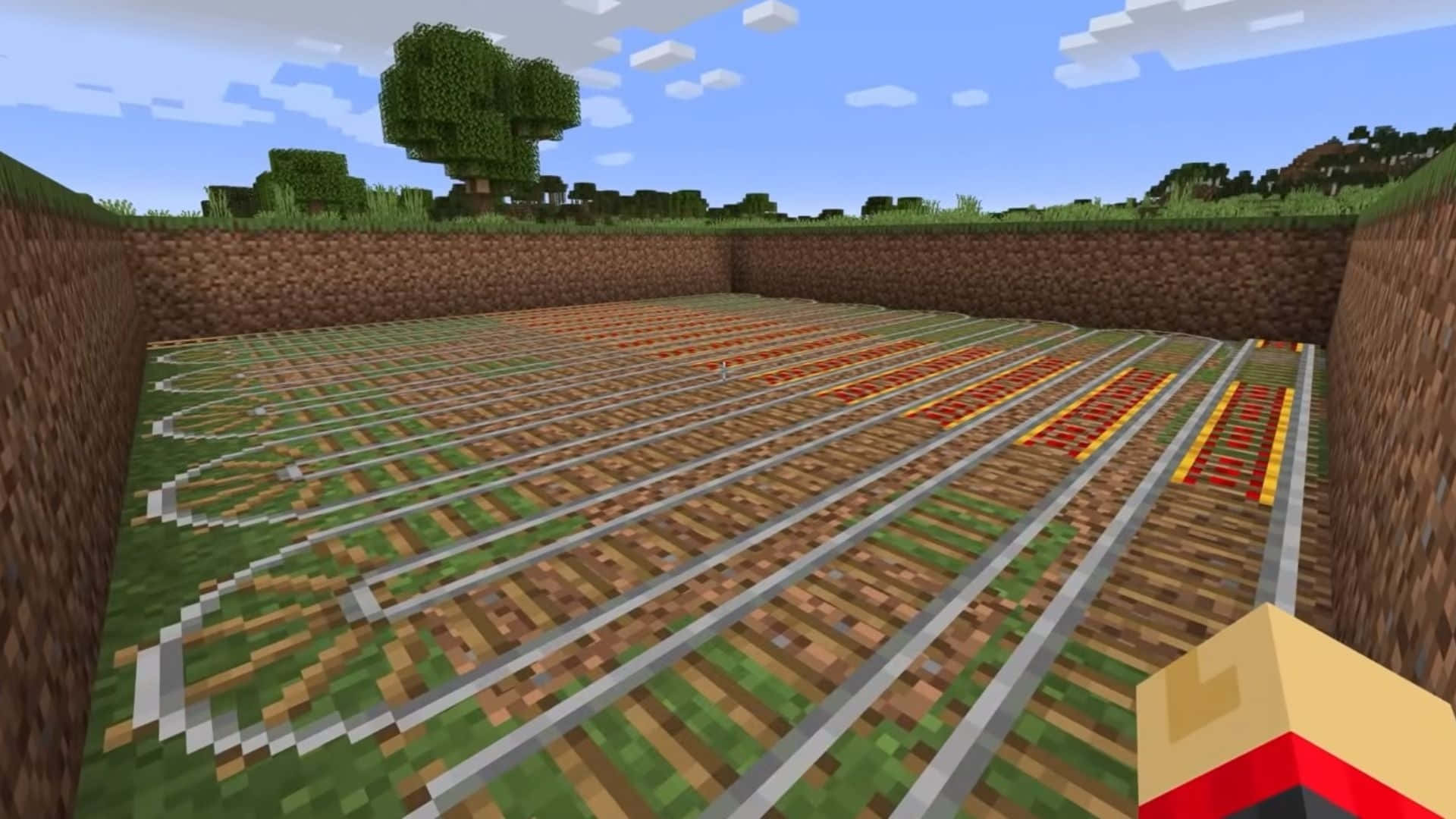 Minecraft Farming 桌布 壁紙 — Minecraft 玩家第一人稱視角，觀看鋪設在草地地下隧道中的礦車軌道系統。
