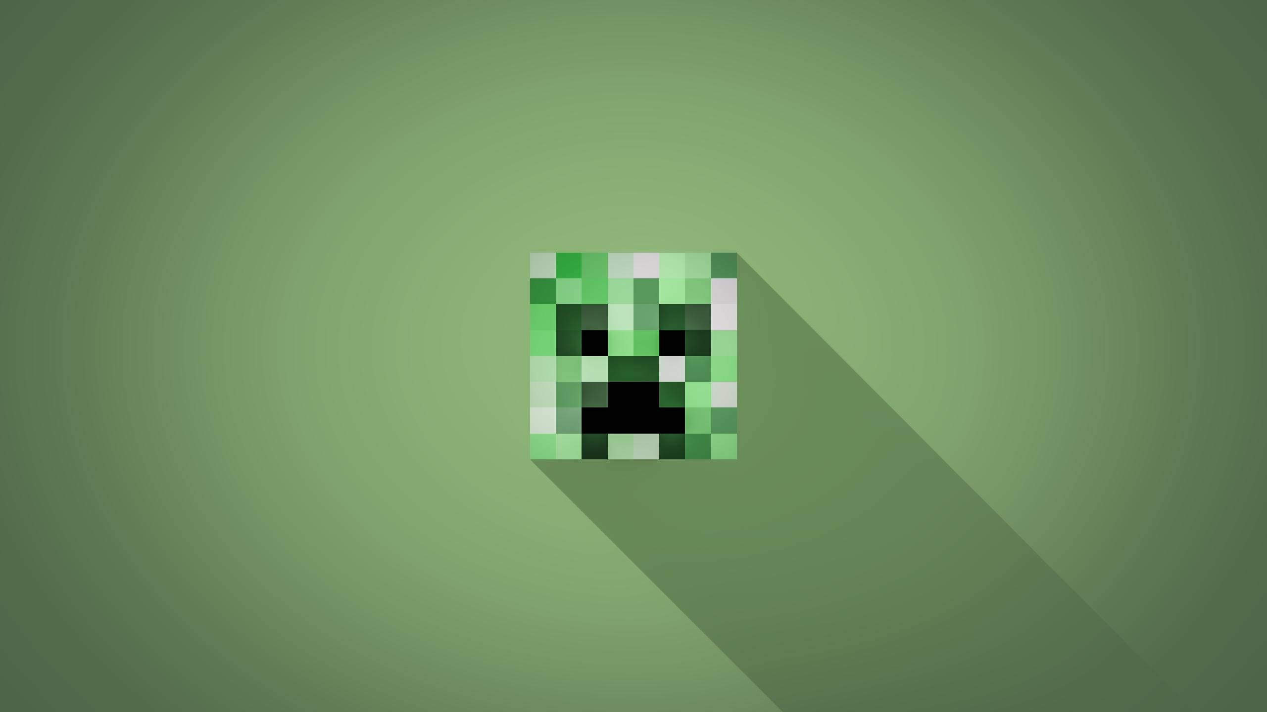 Creeper 桌布 壁紙 — Minecraft 的像素化綠色爬行者在漸變綠色背景上投下長長的陰影。