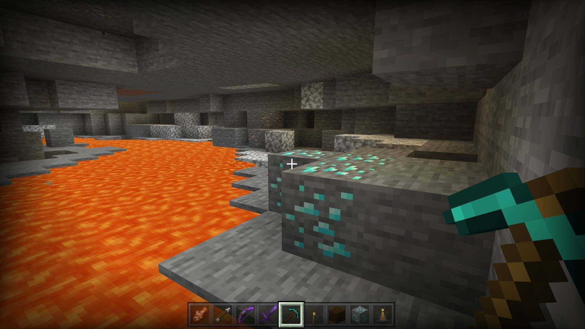 我的世界 鑽石 桌布 壁紙 — Minecraft 第一人稱視角顯示玩家在石洞中流動的熔岩河旁邊開採鑽石礦石。