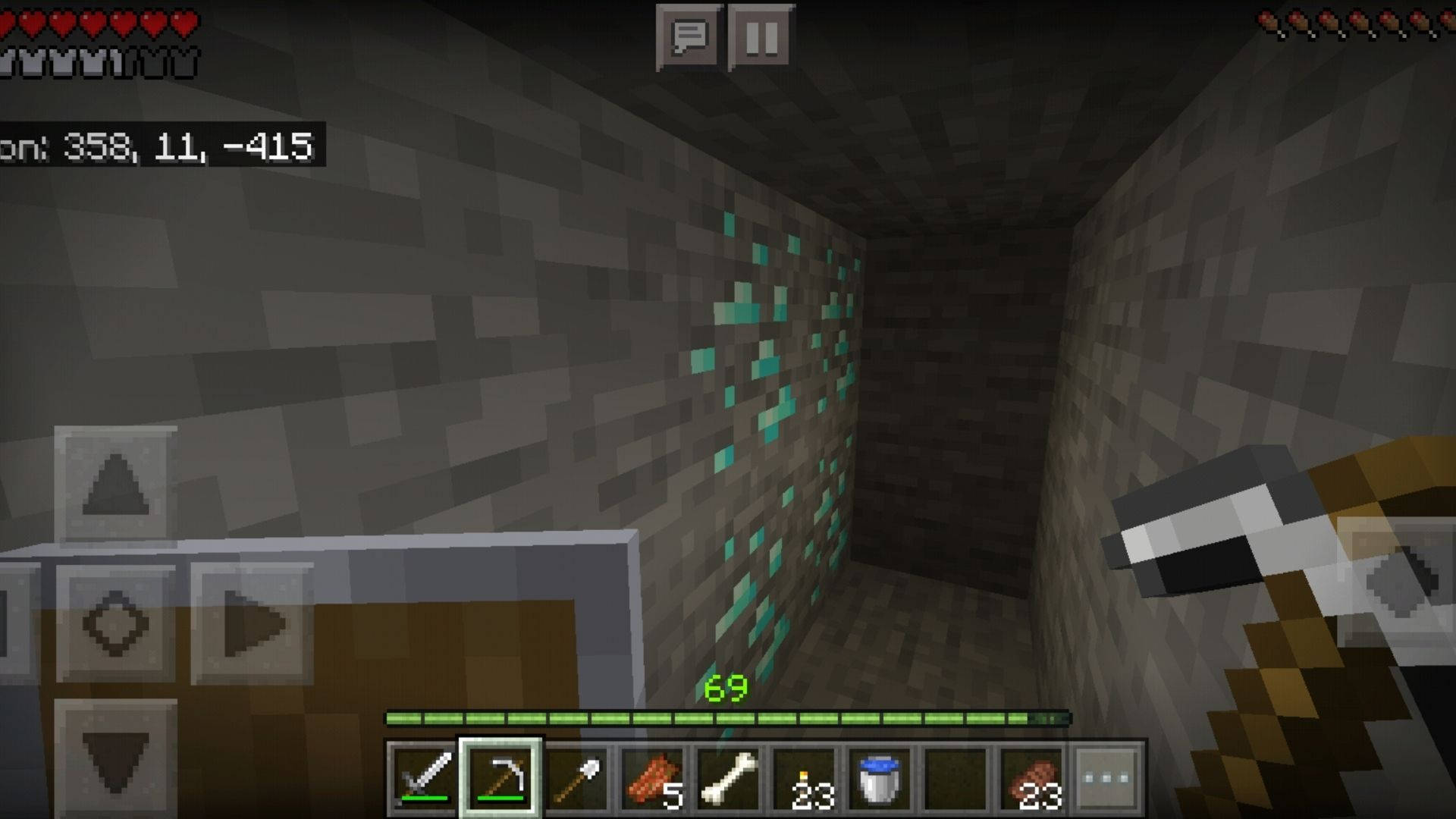 我的世界 鑽石 桌布 壁紙 — Minecraft 第一人稱視角，顯示玩家在昏暗的地下石隧道中開採發光的綠色鑽石。