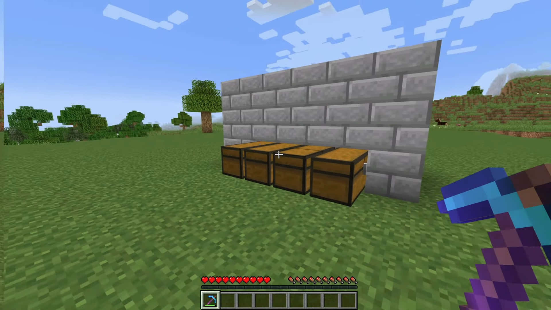 Minecraft Farming 桌布 壁紙 — Minecraft 第一人稱視角，顯示木製儲物箱靠著石牆，位於藍天下的草地上。