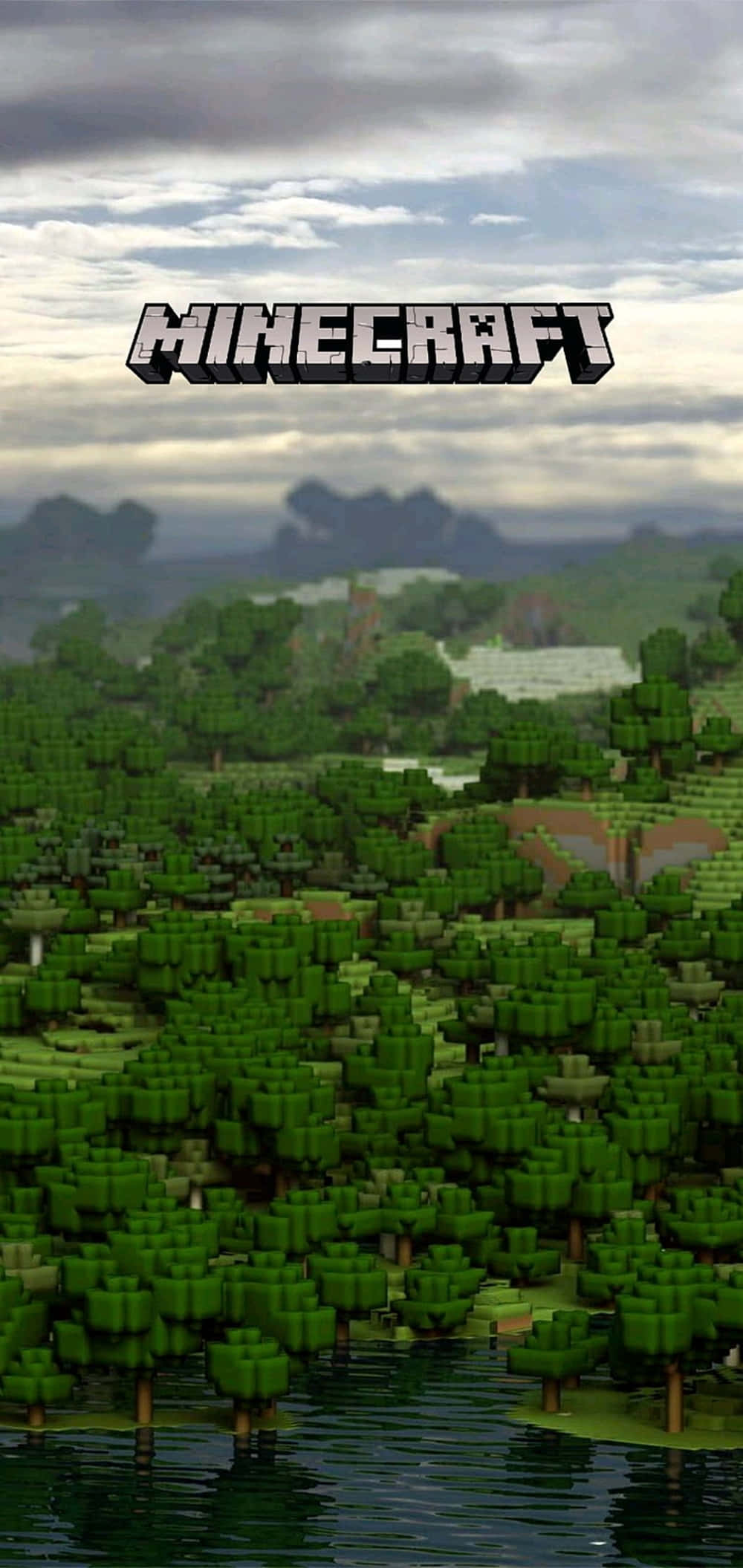 風景 桌布 壁紙 — Minecraft 風景，像素化綠色樹木和水，多雲天空下顯示遊戲標誌。
