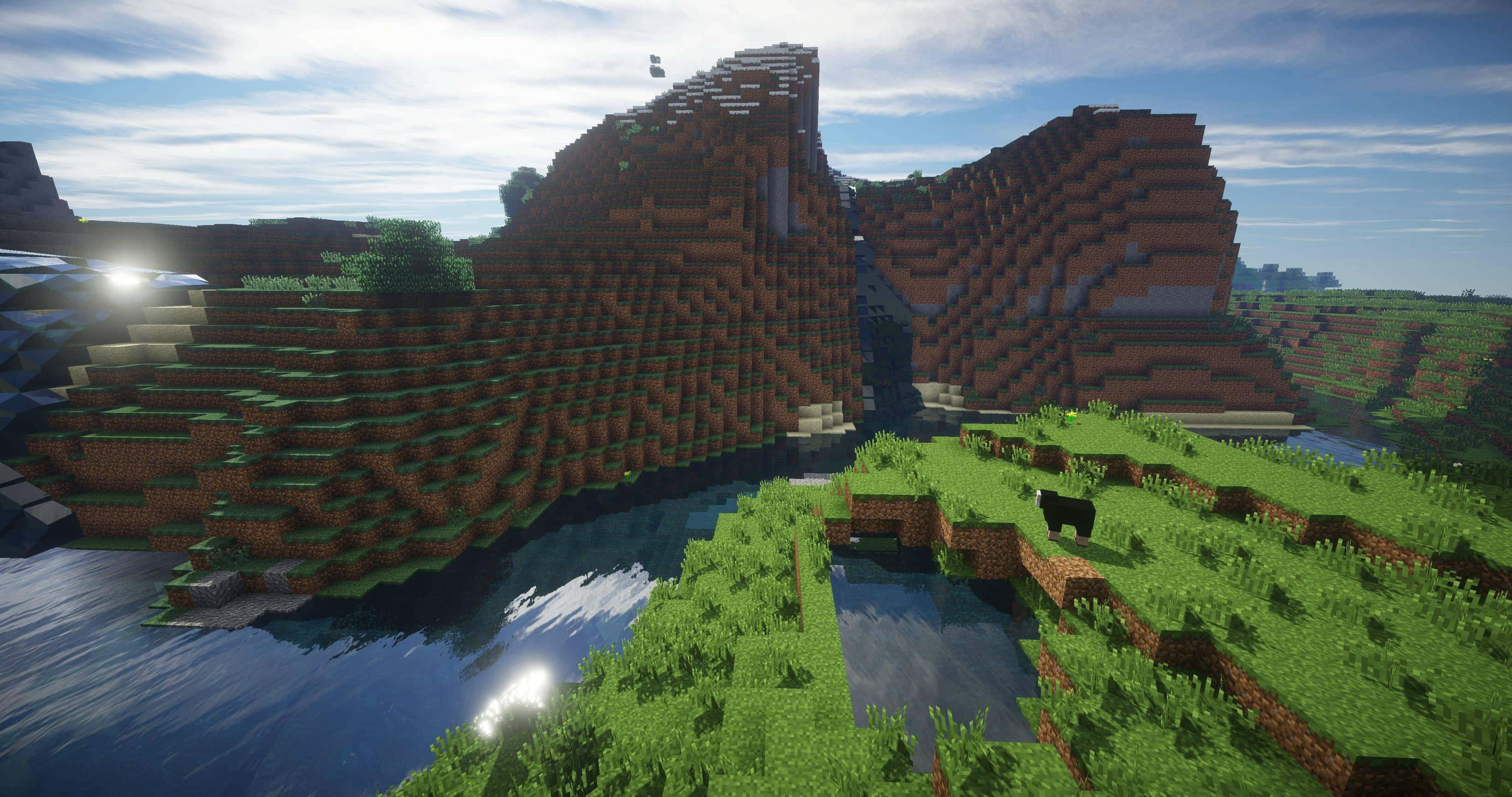 Minecraft Pixel Art 桌布 壁紙 — Minecraft 風景，有方塊狀的山脈、河流和一頭牛在明亮的天空下。