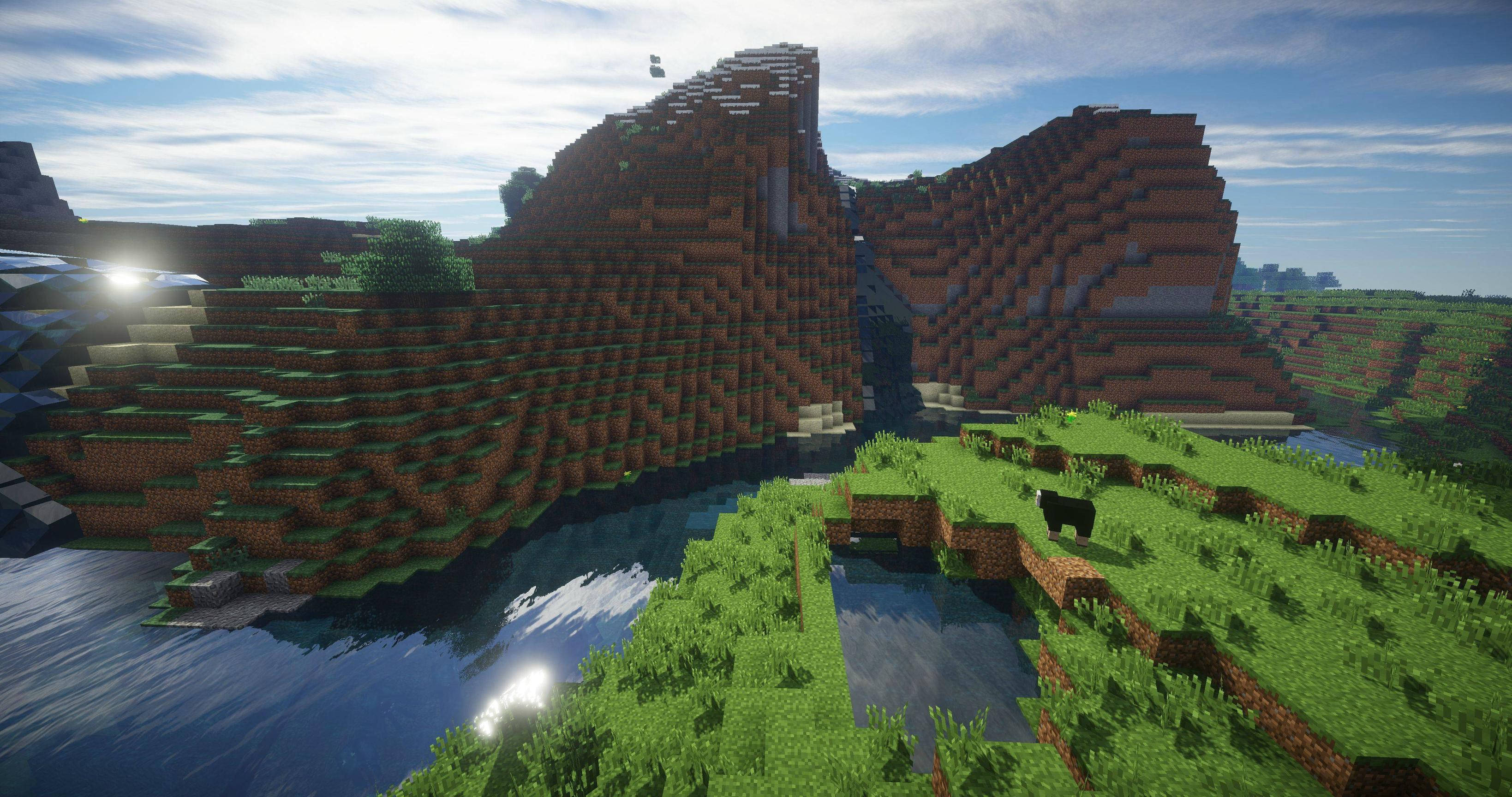 4K Minecraft 壁紙 桌布 壁紙 — Minecraft 風景，有方塊狀的山脈、河流和一頭牛，在明亮的藍天和蓬鬆的雲朵下。