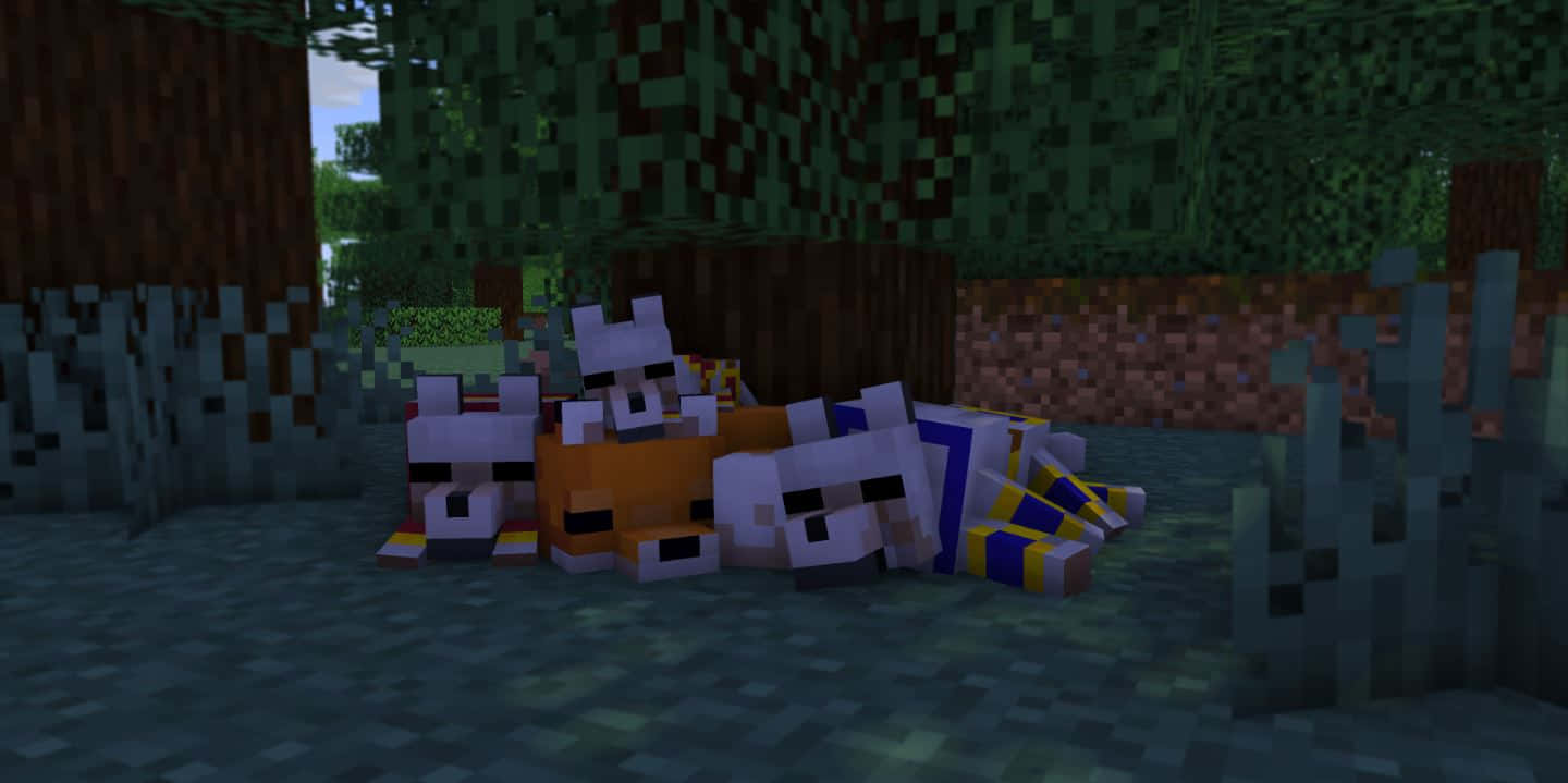 Minecraft Pets 桌布 壁紙 — Minecraft森林中的像素化狐狸躺在長滿苔蘚的地面上休息，周圍環繞著樹木和草方塊。