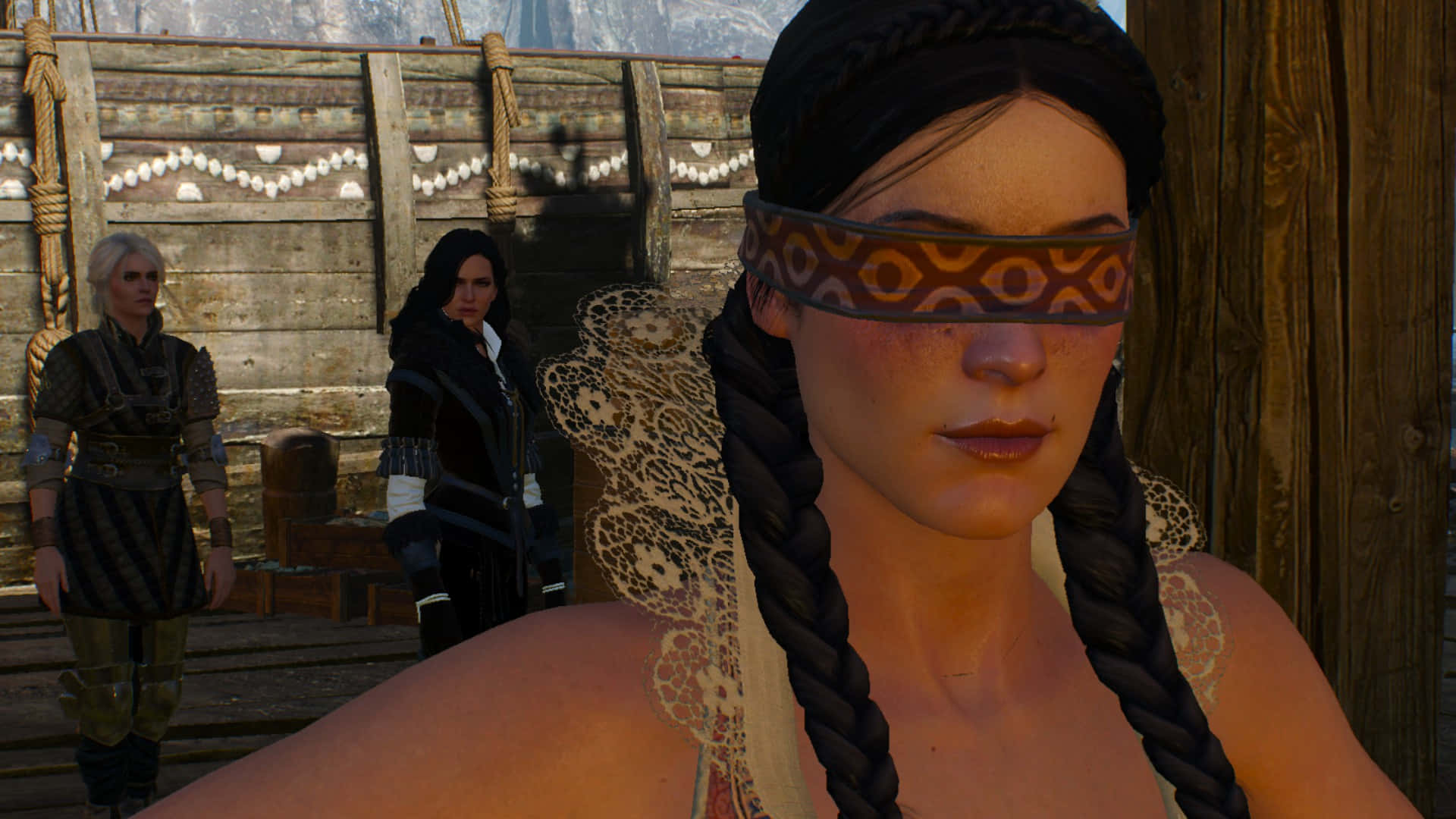 Philippa Eilhart 桌布 壁紙 — 一名被蒙住眼睛、辮子頭髮的女性站在前景，而兩名身穿盔甲的人物在木柵欄後觀看。
