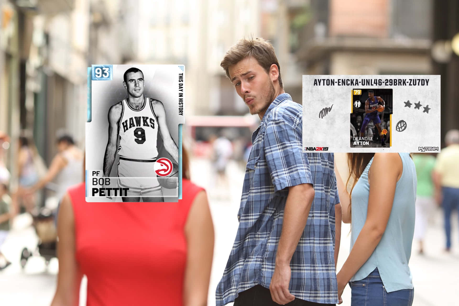 手持NBA球員卡的男人將視線從穿紅襯衫的女人身上移開。 — Meme 壁紙
