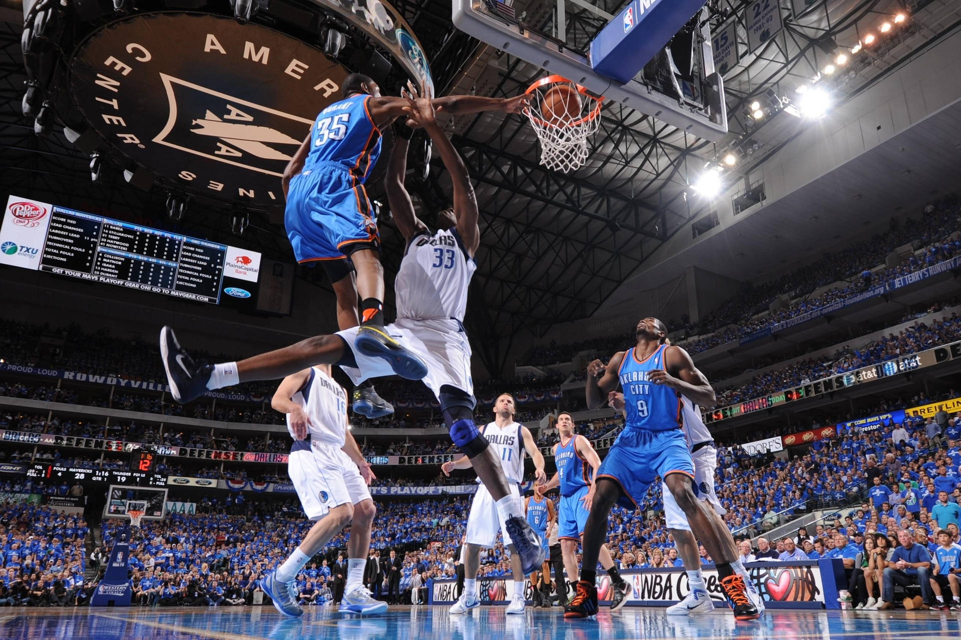 藍色籃球運動員跳起投籃，防守球員封阻 — NBA 壁紙