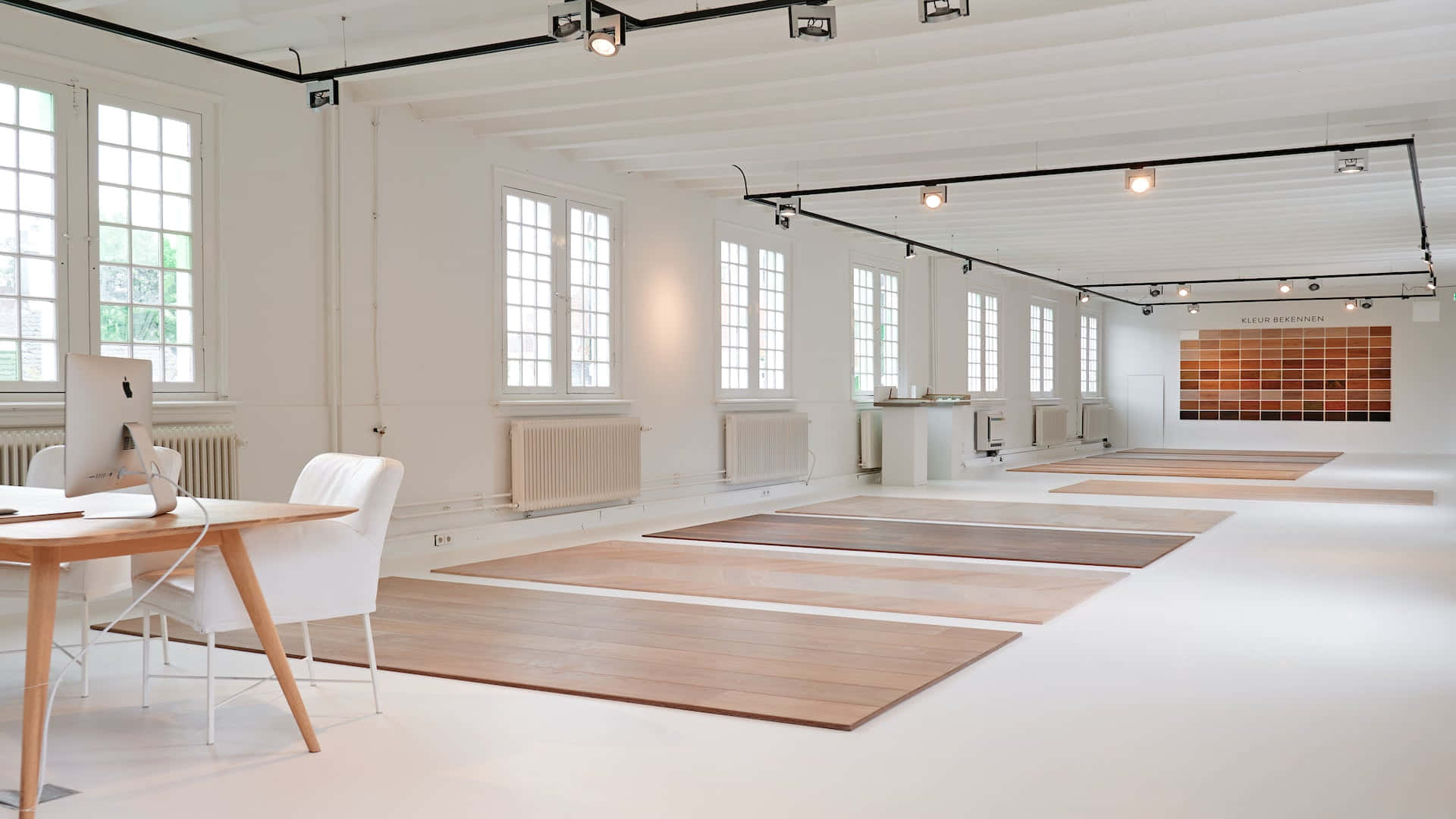 Houten 桌布 壁紙 — 明亮的極簡主義展示間在高窗的自然光下展示木地板樣品。