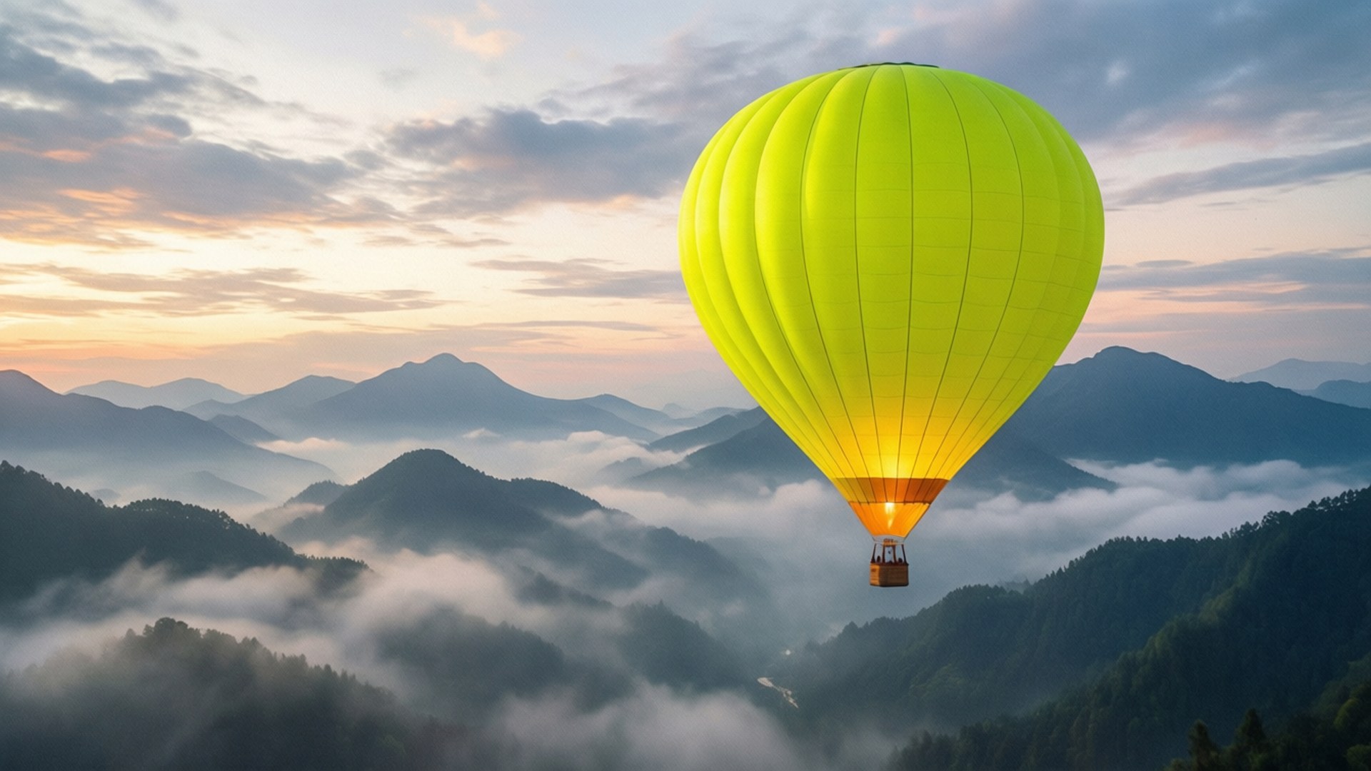 Neon Yellow Hot Air Balloon 壁紙 — 一個明亮的萊姆綠色熱氣球在黎明時分，溫暖地發光，漂浮在雲海之上，周圍是霧氣繚繞的森林山脈。
