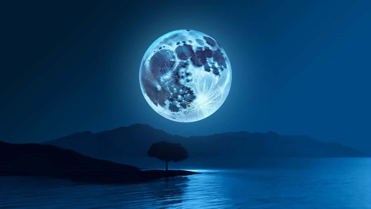  壁紙 — 一輪明亮的藍月懸掛在寧靜的湖面上，湖中小島上有一棵孤獨的樹，遠處有山脈，背景是深藍色的夜空。