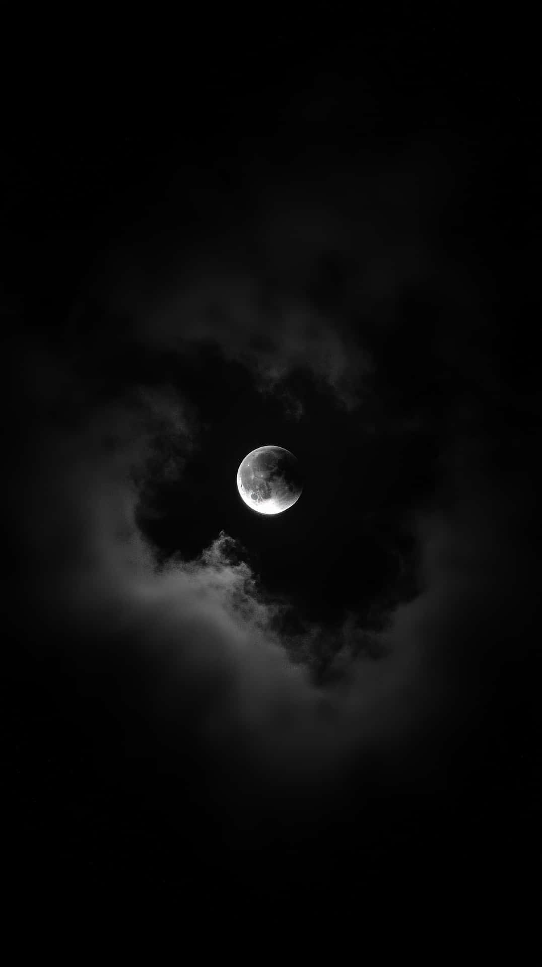 明亮的彎月被烏雲環繞，黑色天空 — 天空 壁紙