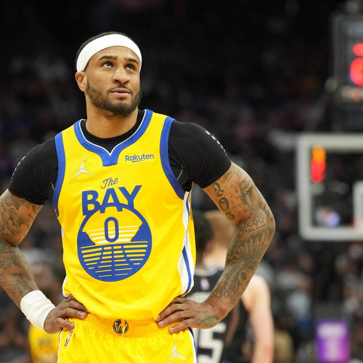 金州勇士隊籃球運動員身穿黃色球衣在球場上雙手叉腰。 — NBA 壁紙