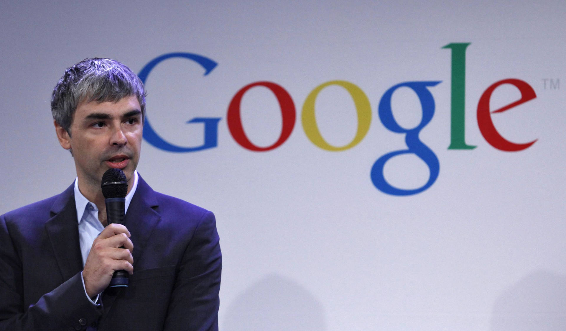男子在Google活動中對著麥克風講話 — Google 壁紙