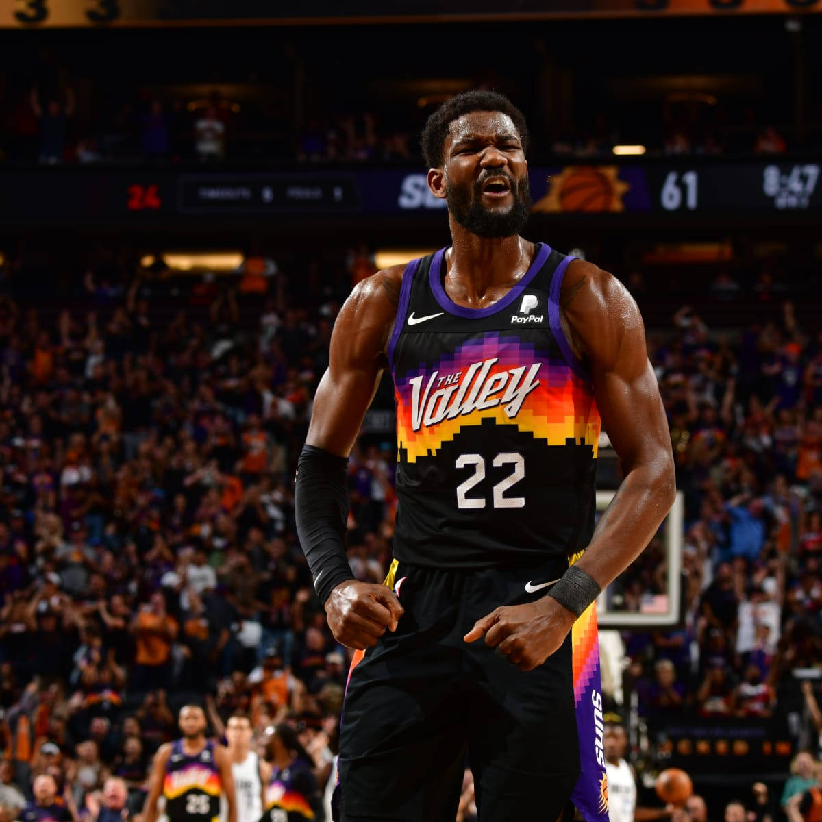 籃球運動員在比賽中慶祝，背景有觀眾。 — NBA 壁紙