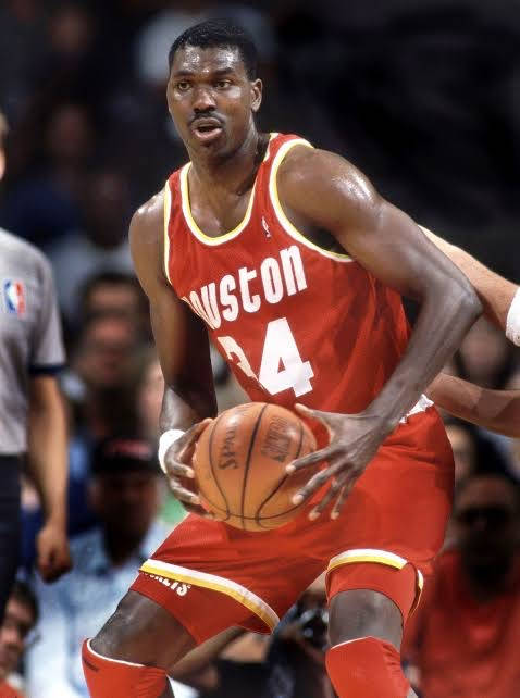 休士頓火箭籃球運動員在比賽中運球。 — NBA 壁紙