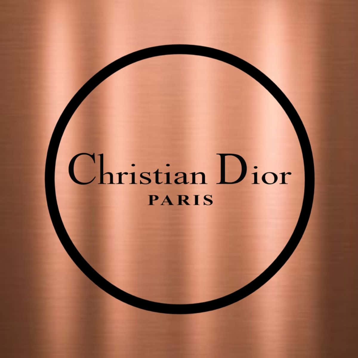  壁紙 — Christian Dior Paris 的極簡標誌，在拉絲銅金屬背景上的圓圈內以黑色文字呈現。