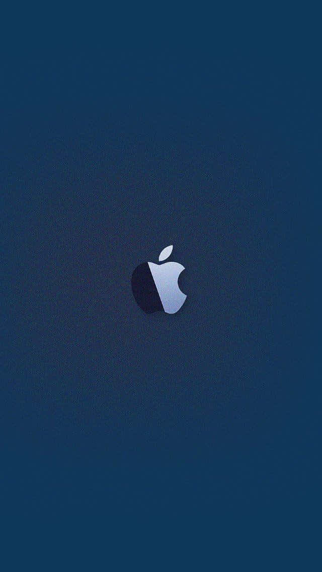  壁紙 — 一個極簡的Apple標誌，居中放置在帶有紋理的深藍色背景上，並帶有微妙的漸變照明。