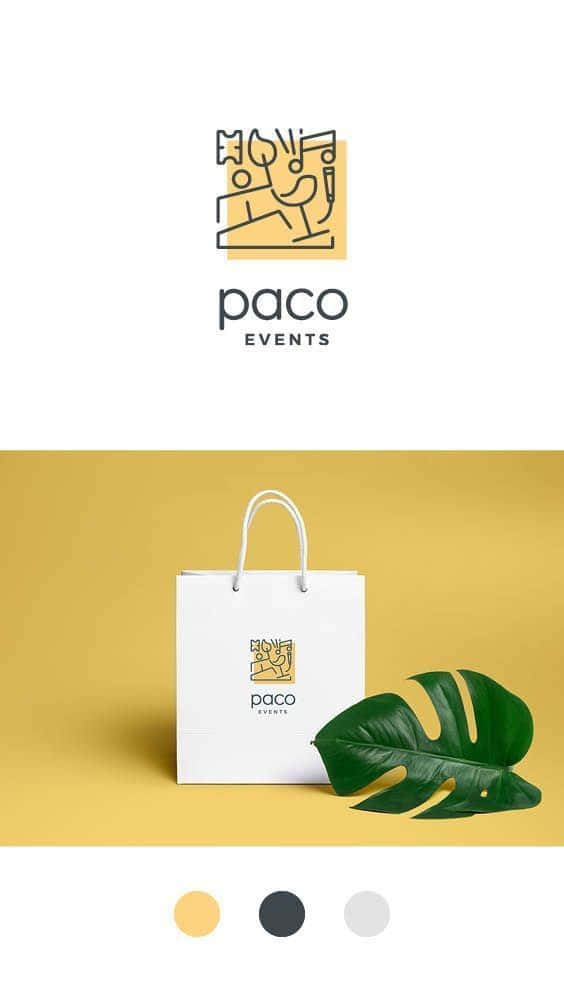 Minimalist Logo 桌布 壁紙 — 極簡品牌模型，芥末黃背景上有一個白色紙袋，上面有 'paco events' 標誌，旁邊是一片大的綠色龜背竹葉。