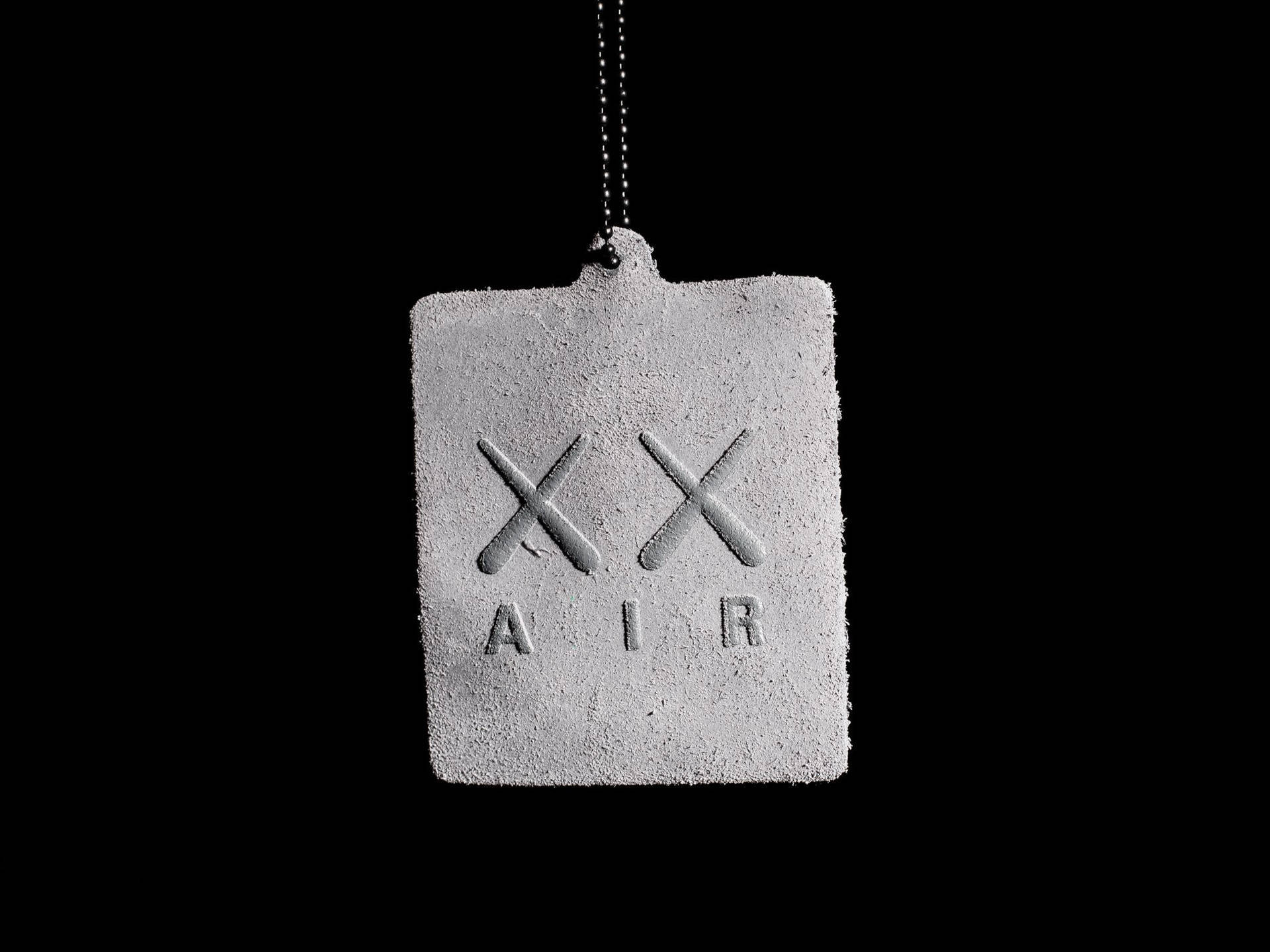 混凝土標籤，帶有「XX AIR」文字，用鏈條懸掛在黑色背景上 — Jordan Logo 壁紙