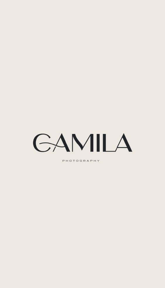 Minimalist Typography 桌布 壁紙 — Gamila Photography 的極簡標誌，居中於柔軟的米色背景上，搭配乾淨的字體。