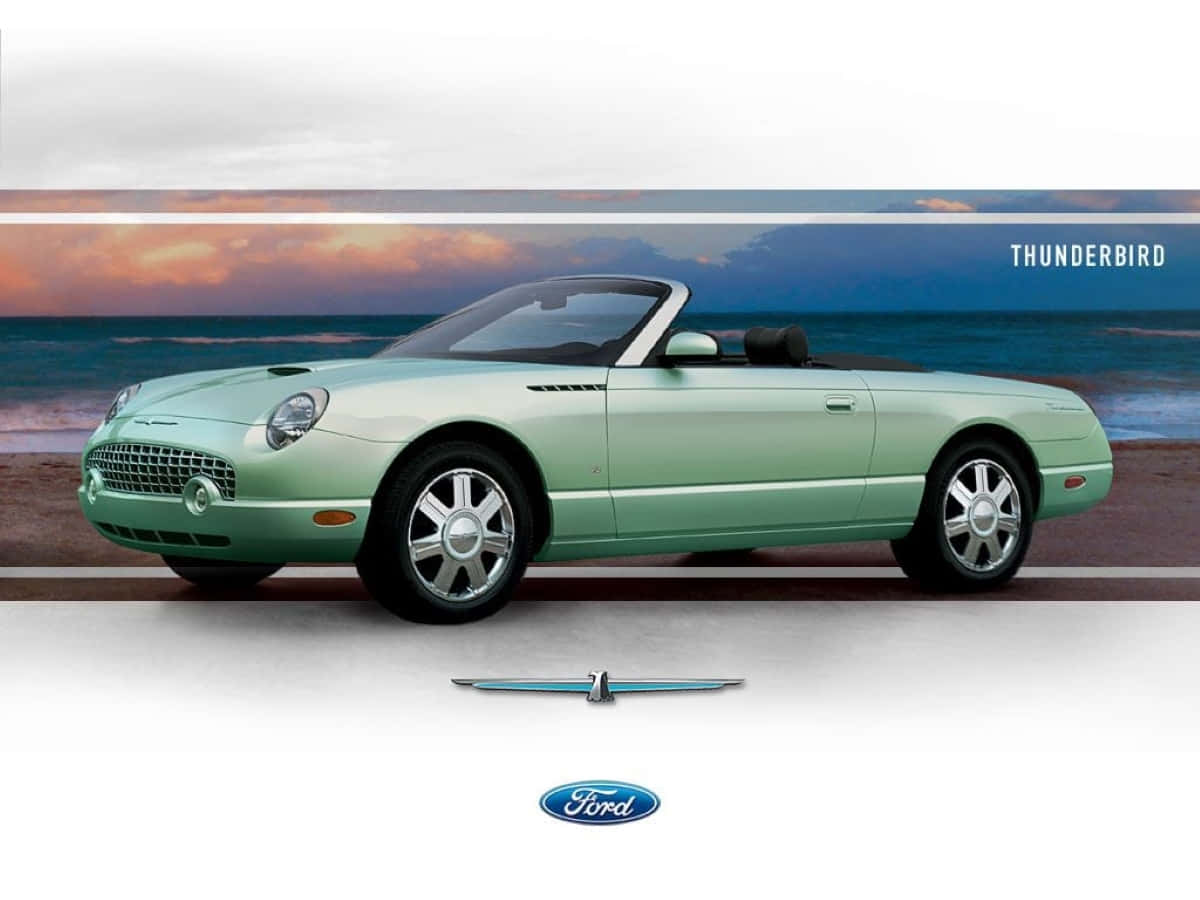 Ford Thunderbird 桌布 壁紙 — 一輛薄荷綠色的福特雷鳥敞篷車停在日落時分的海灘上，背景有海浪和多雲的天空。