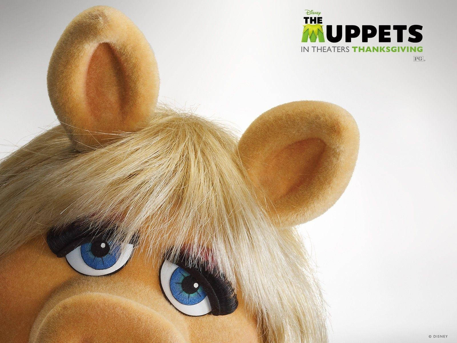 Miss Piggy 桌布 壁紙 — Miss Piggy 富有表現力的藍色眼睛和蓬鬆金髮的特寫，背景為純白色。