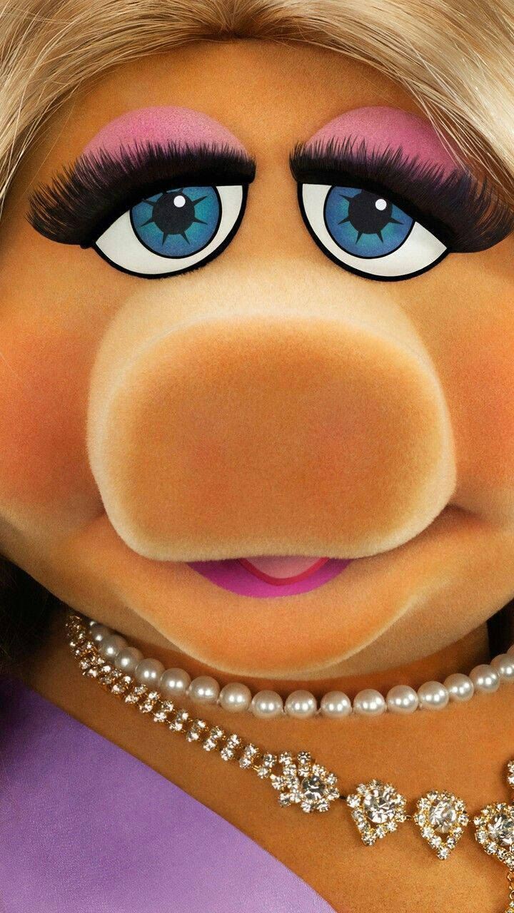 Miss Piggy 桌布 壁紙 — Miss Piggy 華麗面孔的特寫，帶有鮮明的粉紅色眼線和鑲鑽項鍊。