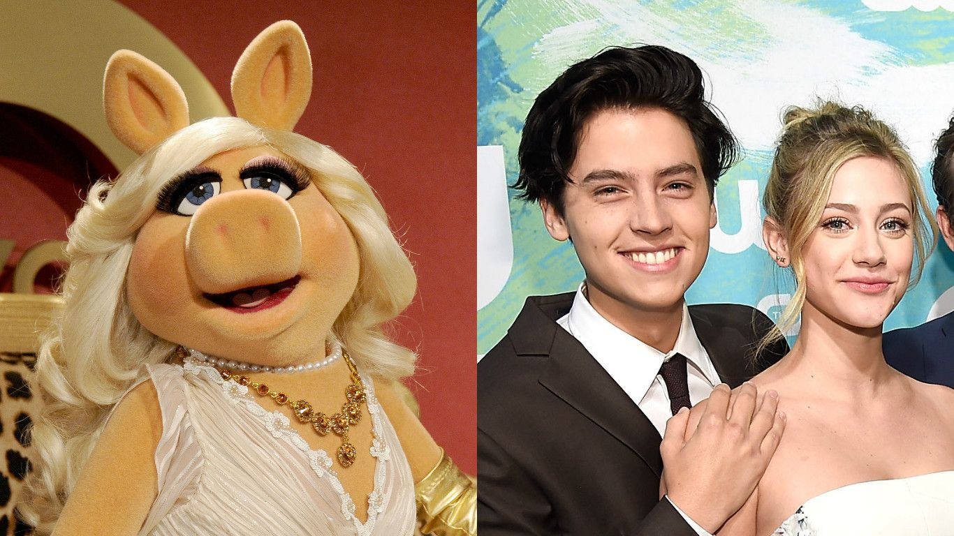 Miss Piggy 桌布 壁紙 — Miss Piggy 身穿白色禮服，在正式活動中與微笑的年輕情侶並排的分割圖像。