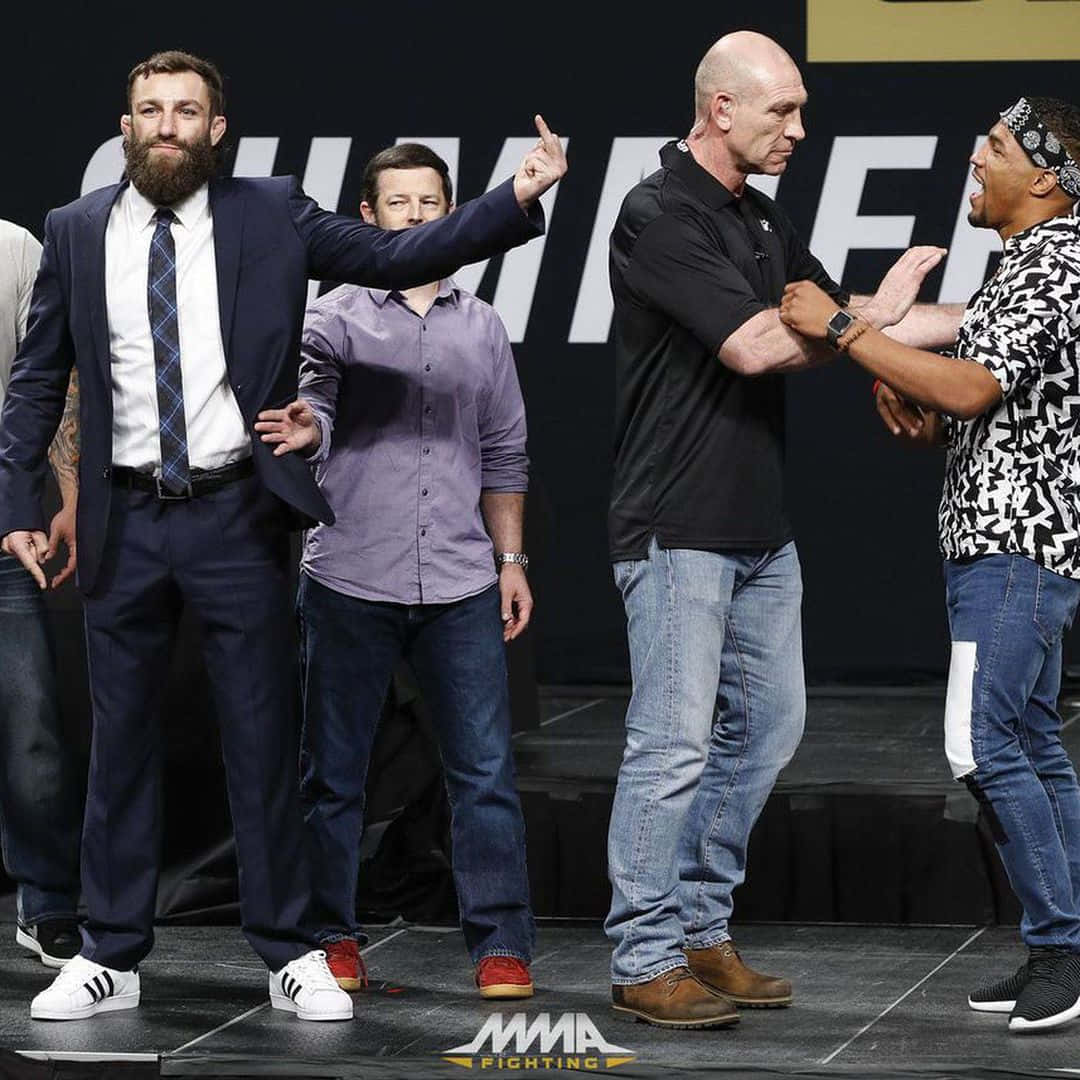 UFC 桌布 壁紙 — MMA拳手及官員在稱重活動期間站在有「WINNER」背景的舞台上。