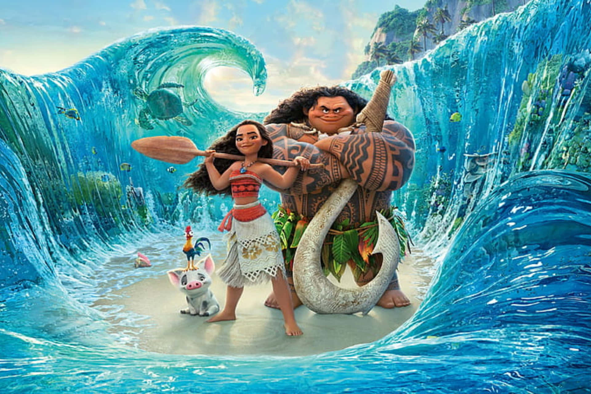  壁紙 — Moana 和 Maui 英雄般地站在一個巨大的藍綠色波浪內，腳邊有一隻豬和一隻公雞。