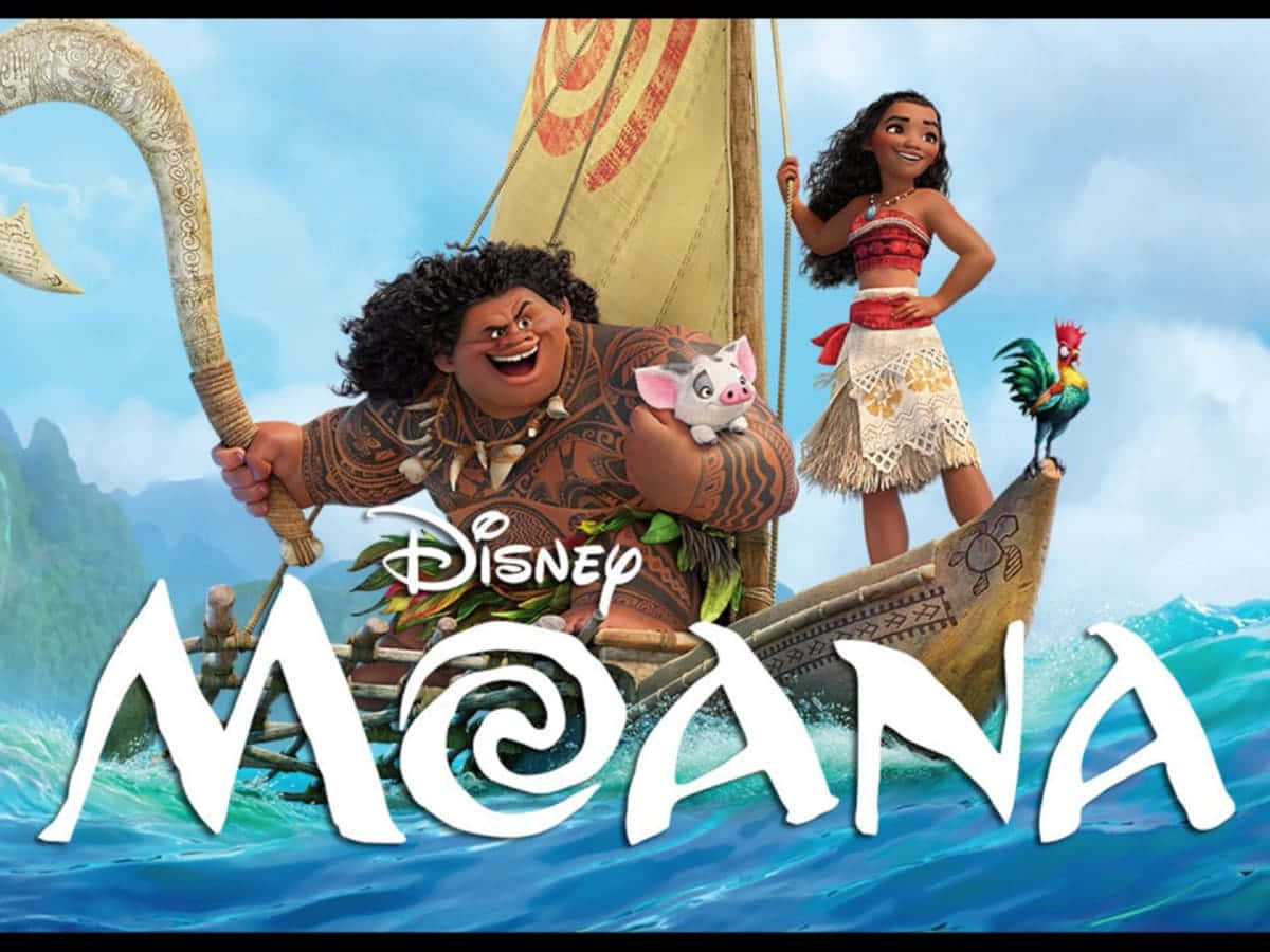 海洋奇緣 桌布 壁紙 — Moana 和 Maui 一起乘坐木製獨木舟，在明亮的天空下穿越充滿活力的藍色海浪。
