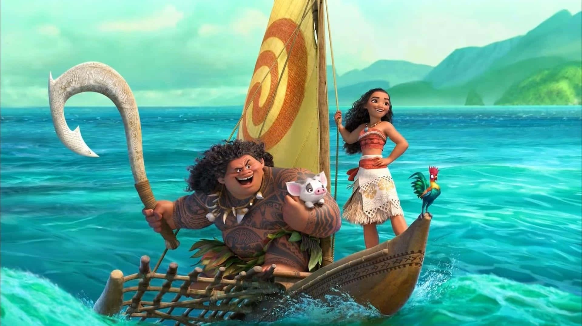 海洋奇緣 桌布 壁紙 — Moana 和 Maui 一起乘坐木製獨木舟航行在碧綠的海水上，遠處是鬱鬱蔥蔥的綠色山脈。