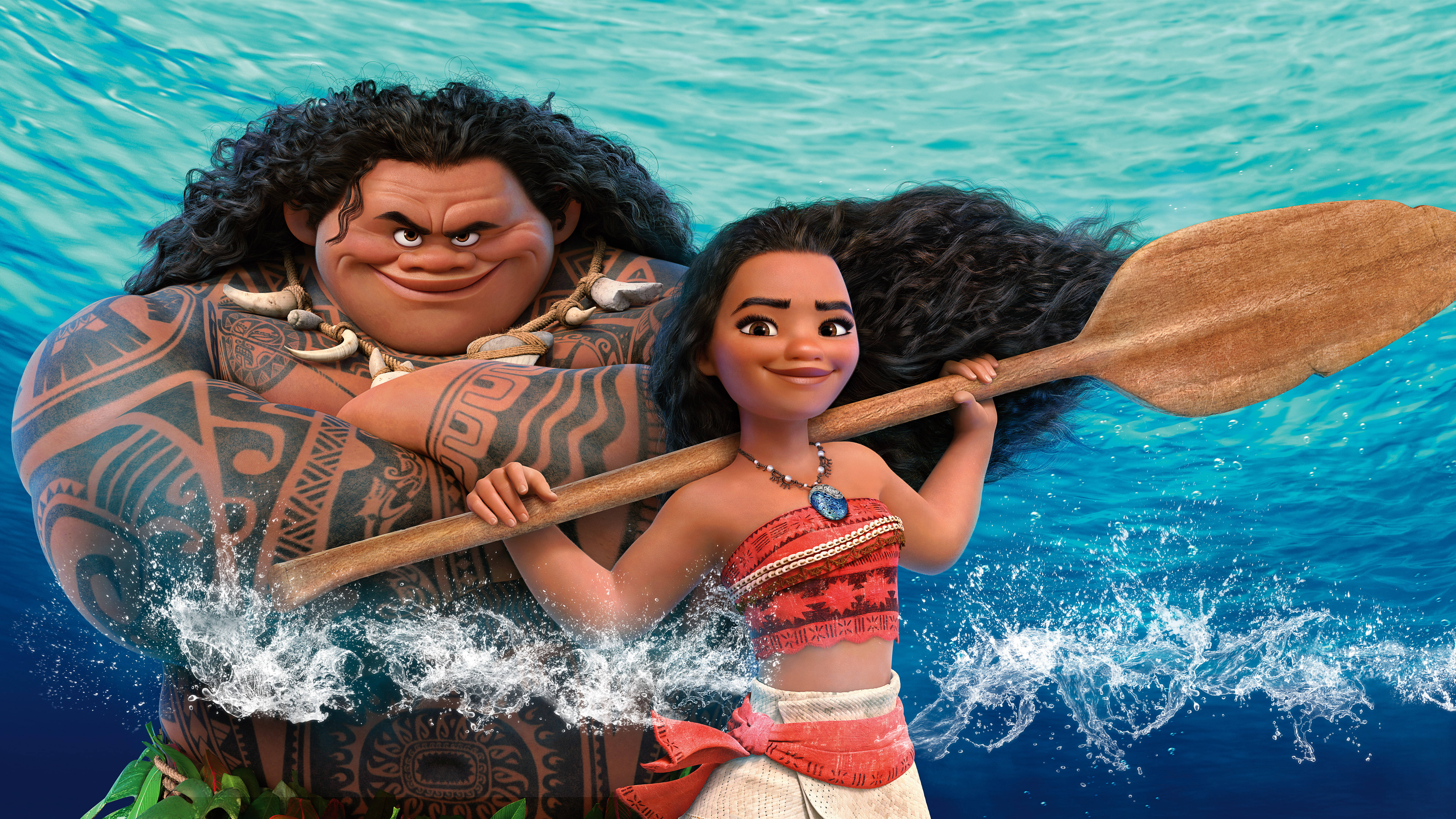 Moana 桌布 壁紙 — Moana 和 Maui 一起划槳穿過充滿活力的藍色海浪，構成一個動態的動畫場景。